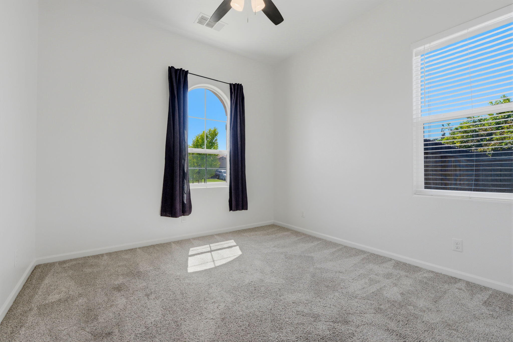 1119 N Linda Vista Ct, Visalia, CA 93291