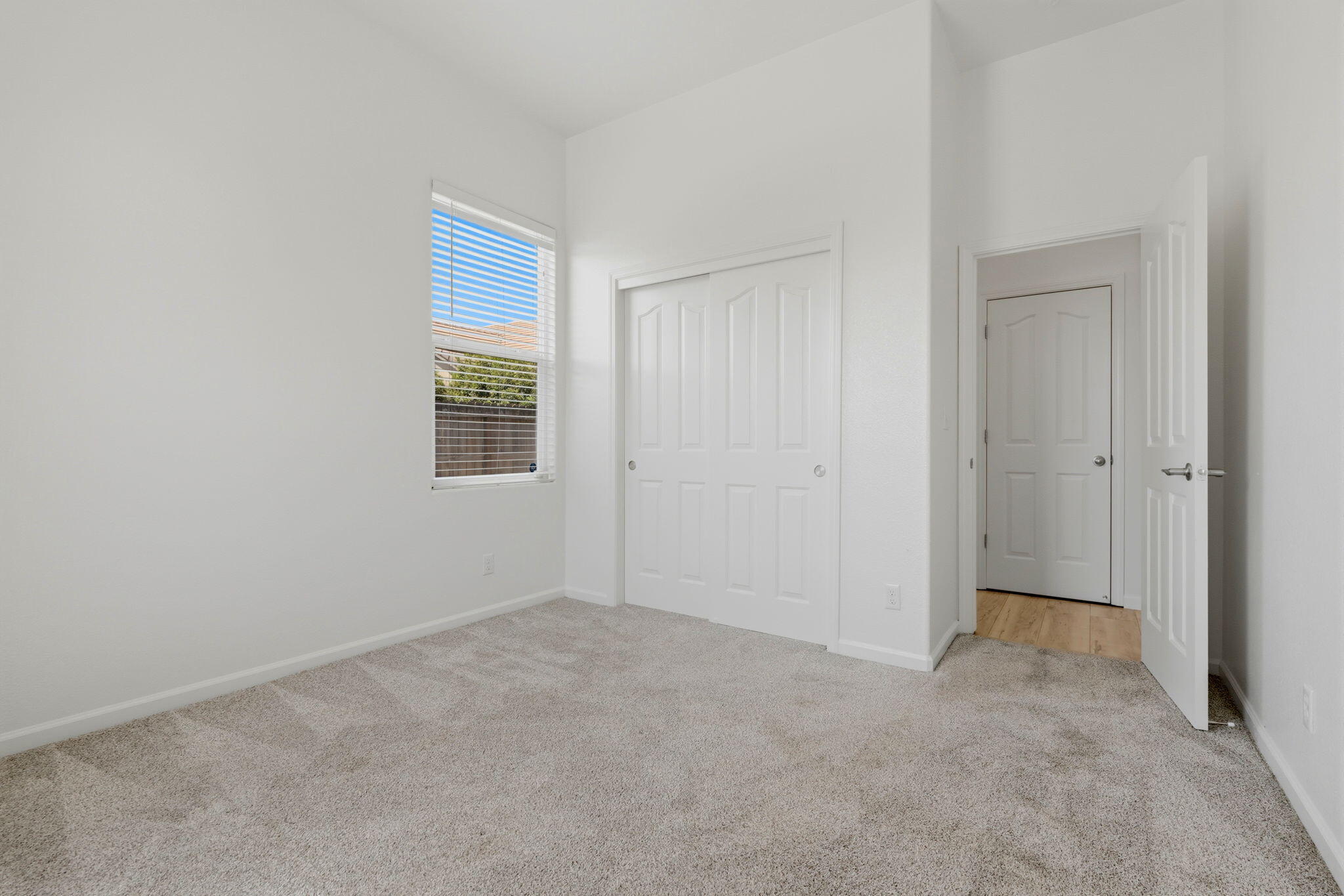 1119 N Linda Vista Ct, Visalia, CA 93291