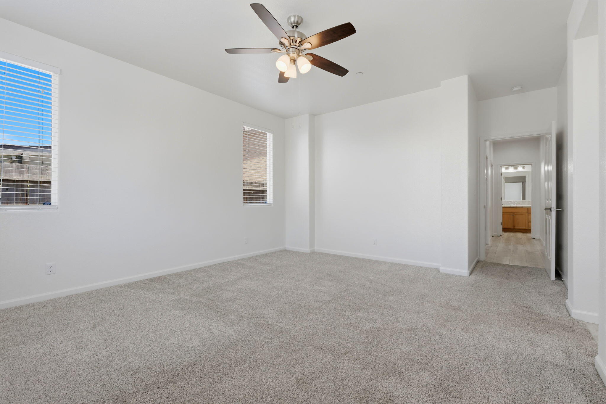 1119 N Linda Vista Ct, Visalia, CA 93291