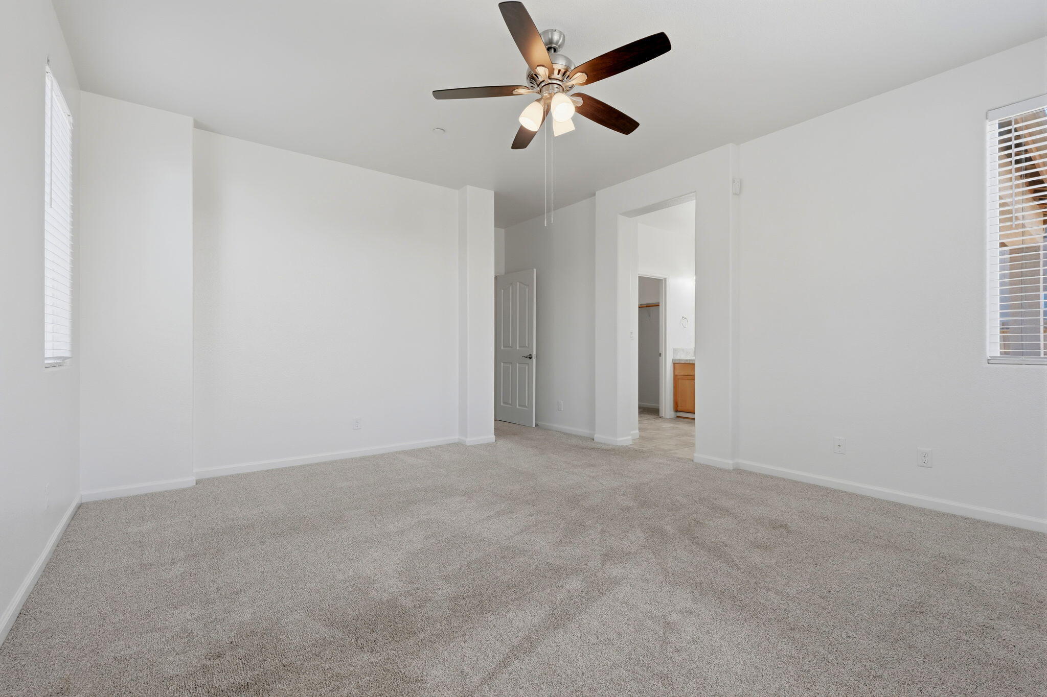 1119 N Linda Vista Ct, Visalia, CA 93291
