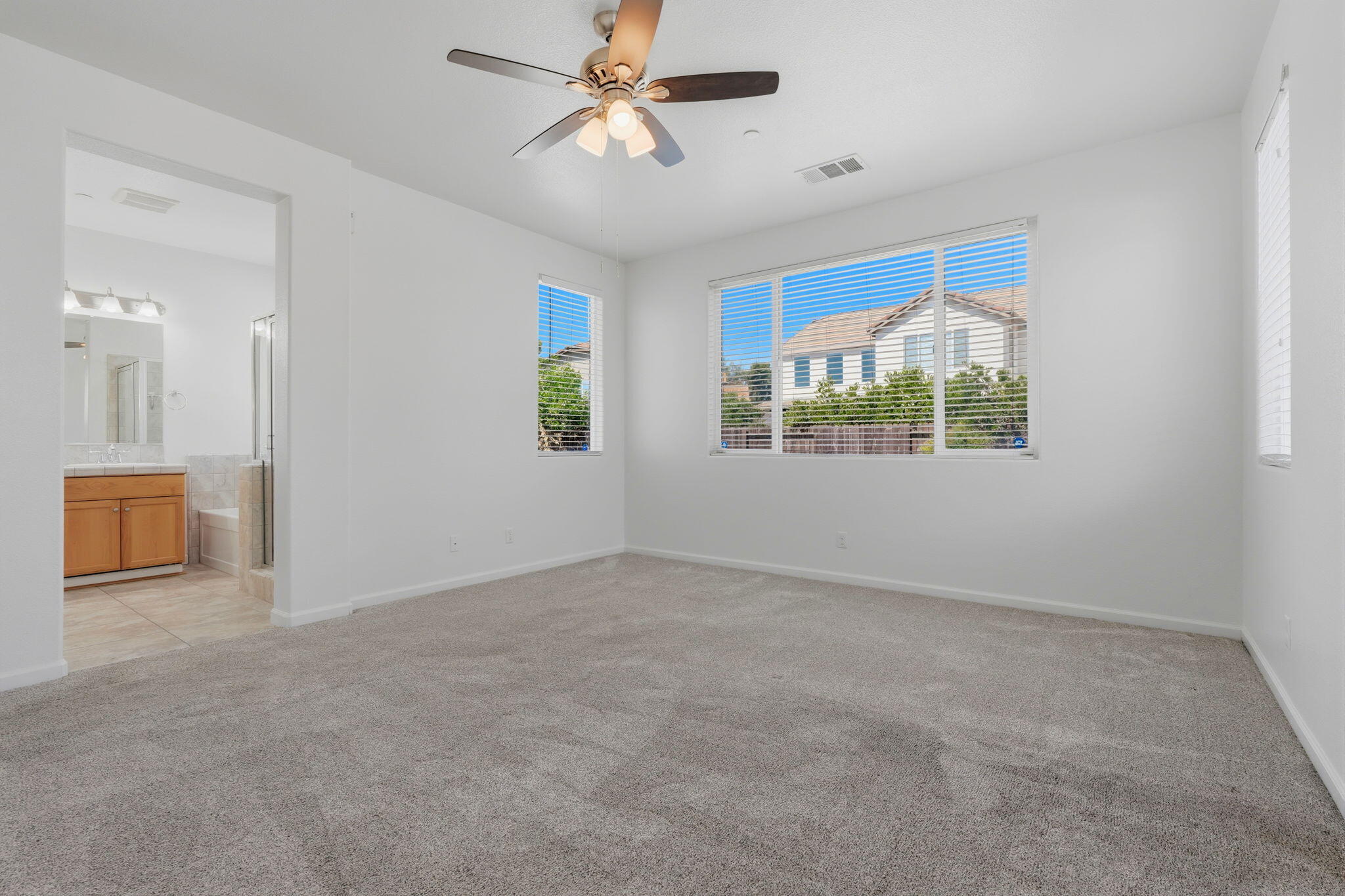 1119 N Linda Vista Ct, Visalia, CA 93291