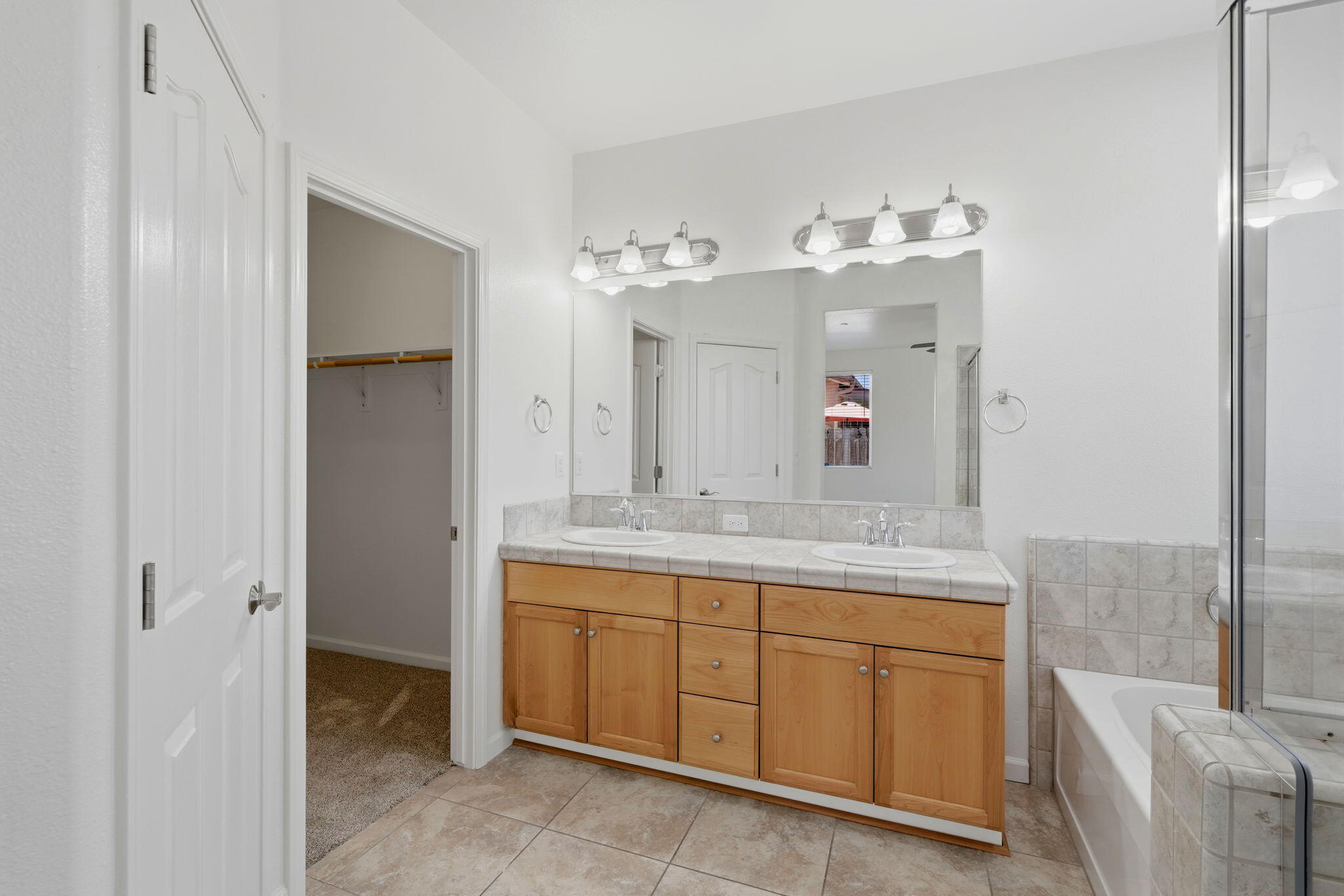 1119 N Linda Vista Ct, Visalia, CA 93291