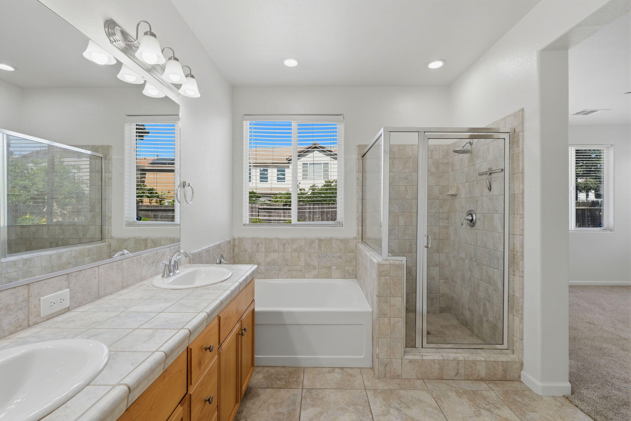 1119 N Linda Vista Ct, Visalia, CA 93291