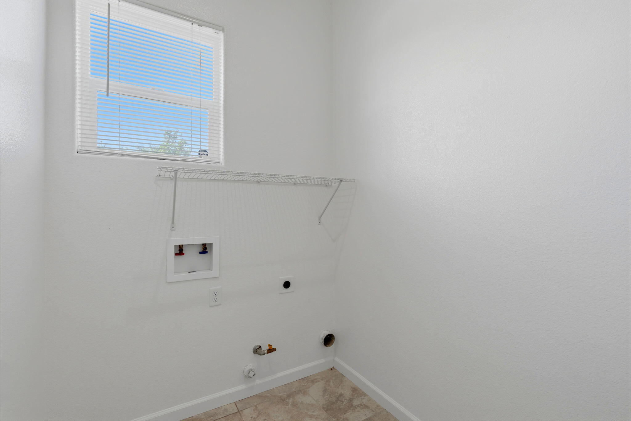 1119 N Linda Vista Ct, Visalia, CA 93291