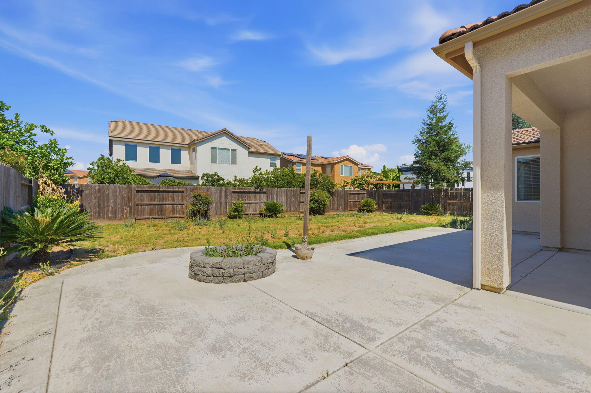 1119 N Linda Vista Ct, Visalia, CA 93291