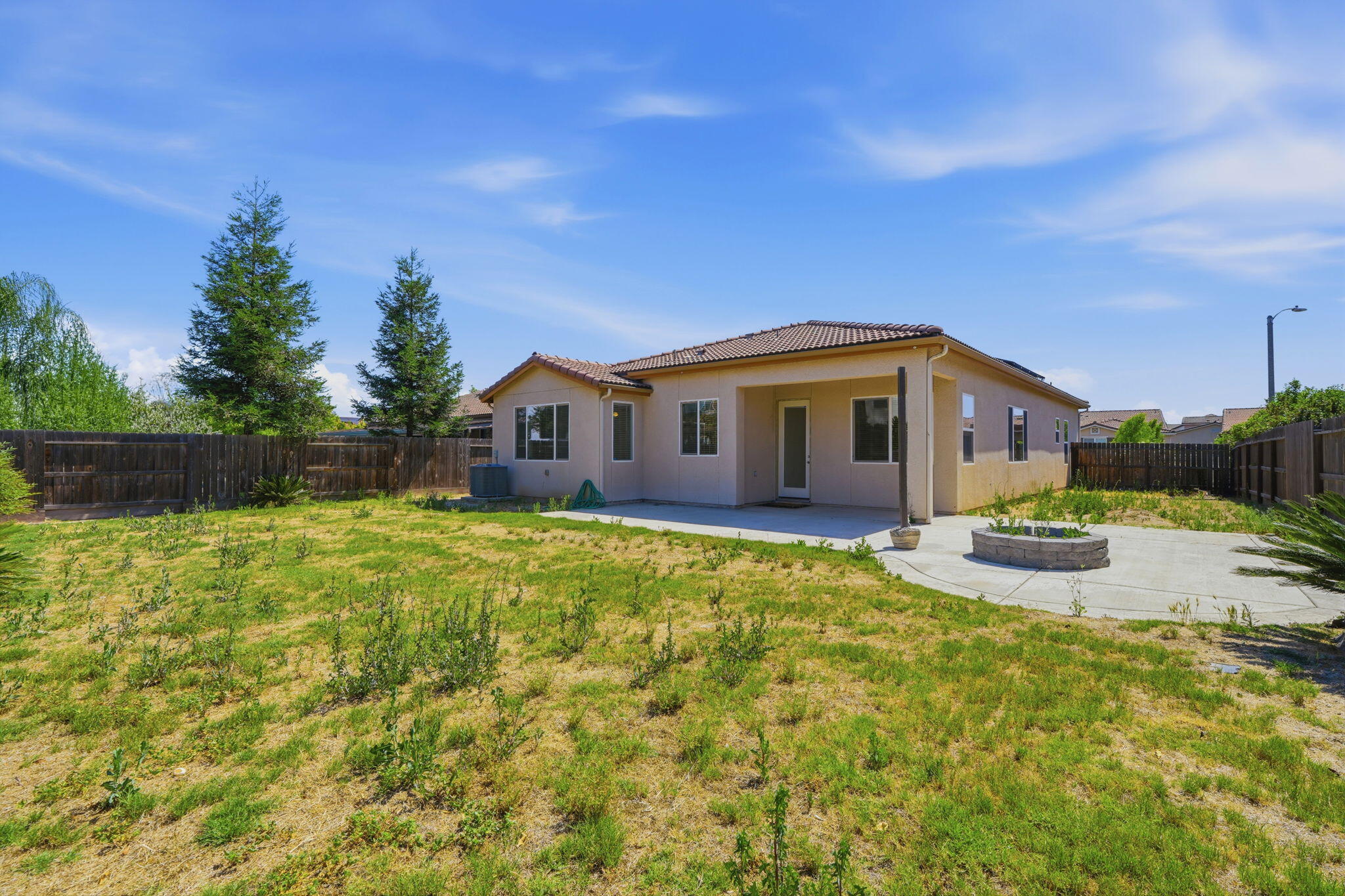 1119 N Linda Vista Ct, Visalia, CA 93291