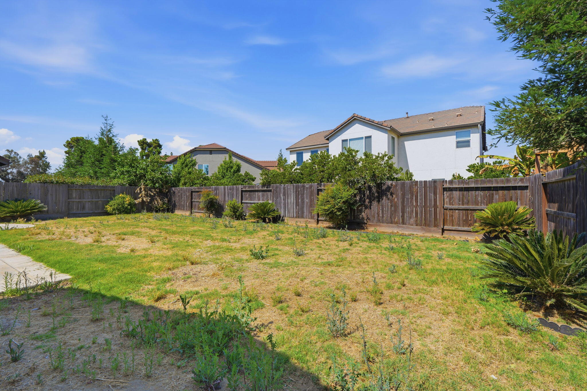 1119 N Linda Vista Ct, Visalia, CA 93291
