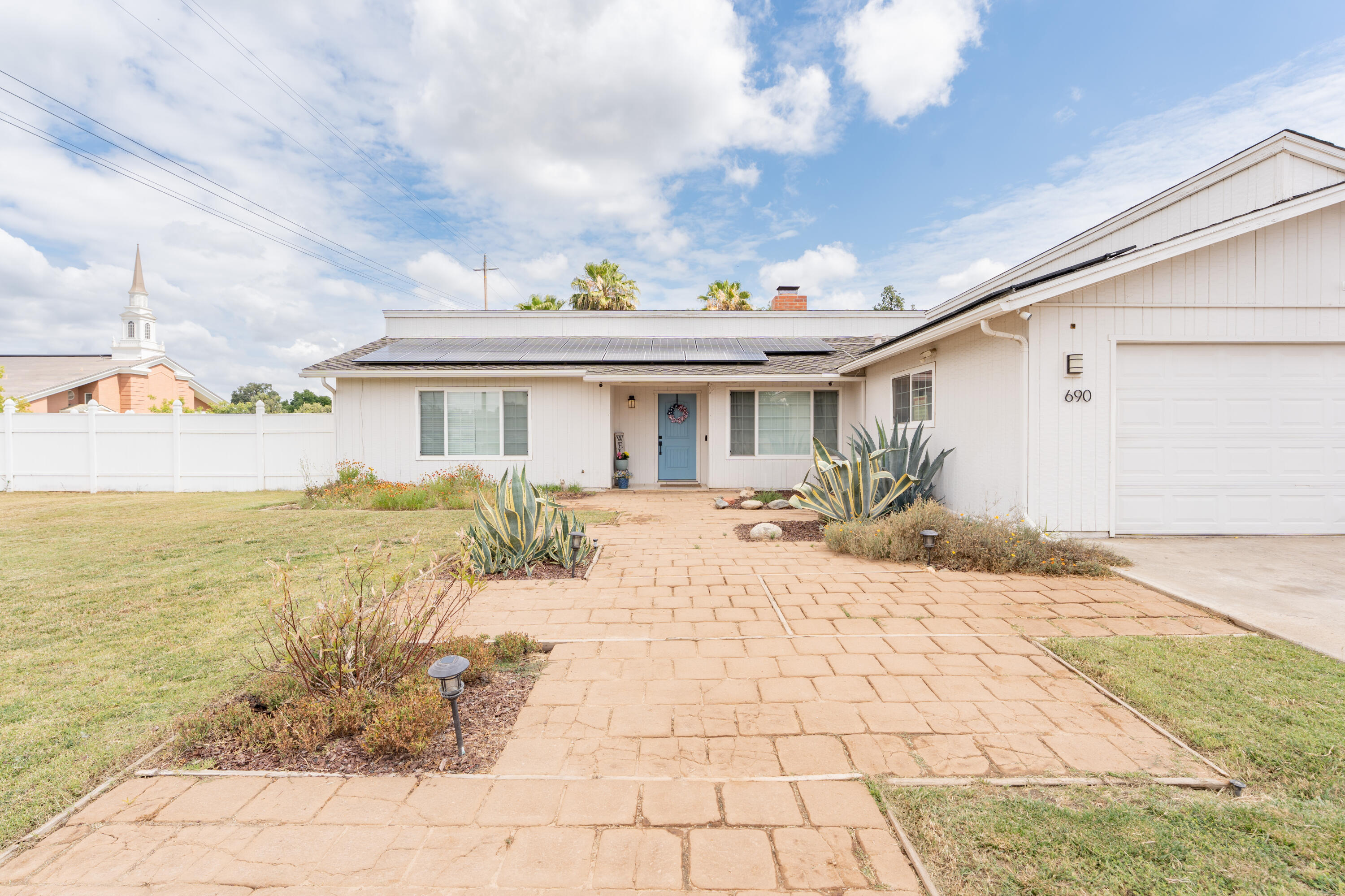 690 W Magnolia Ave, Hanford, CA 93230