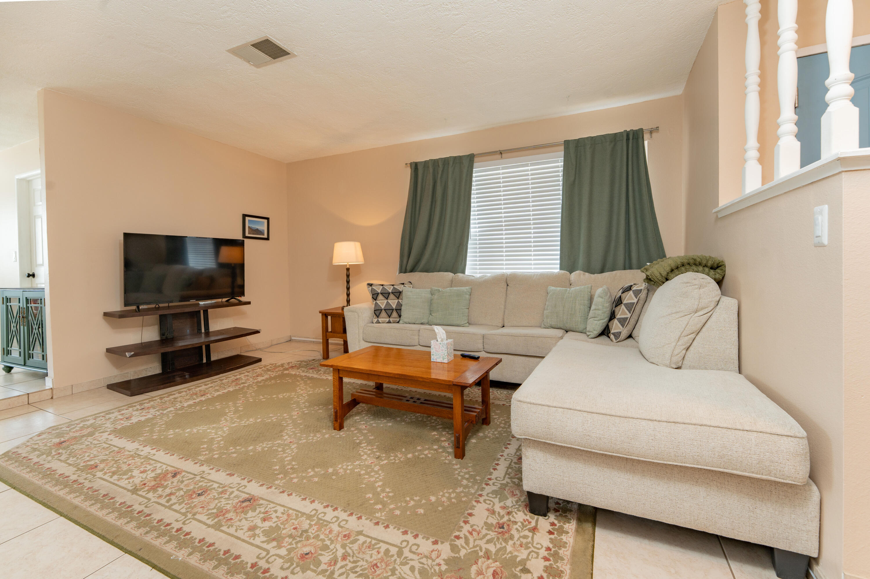 690 W Magnolia Ave, Hanford, CA 93230