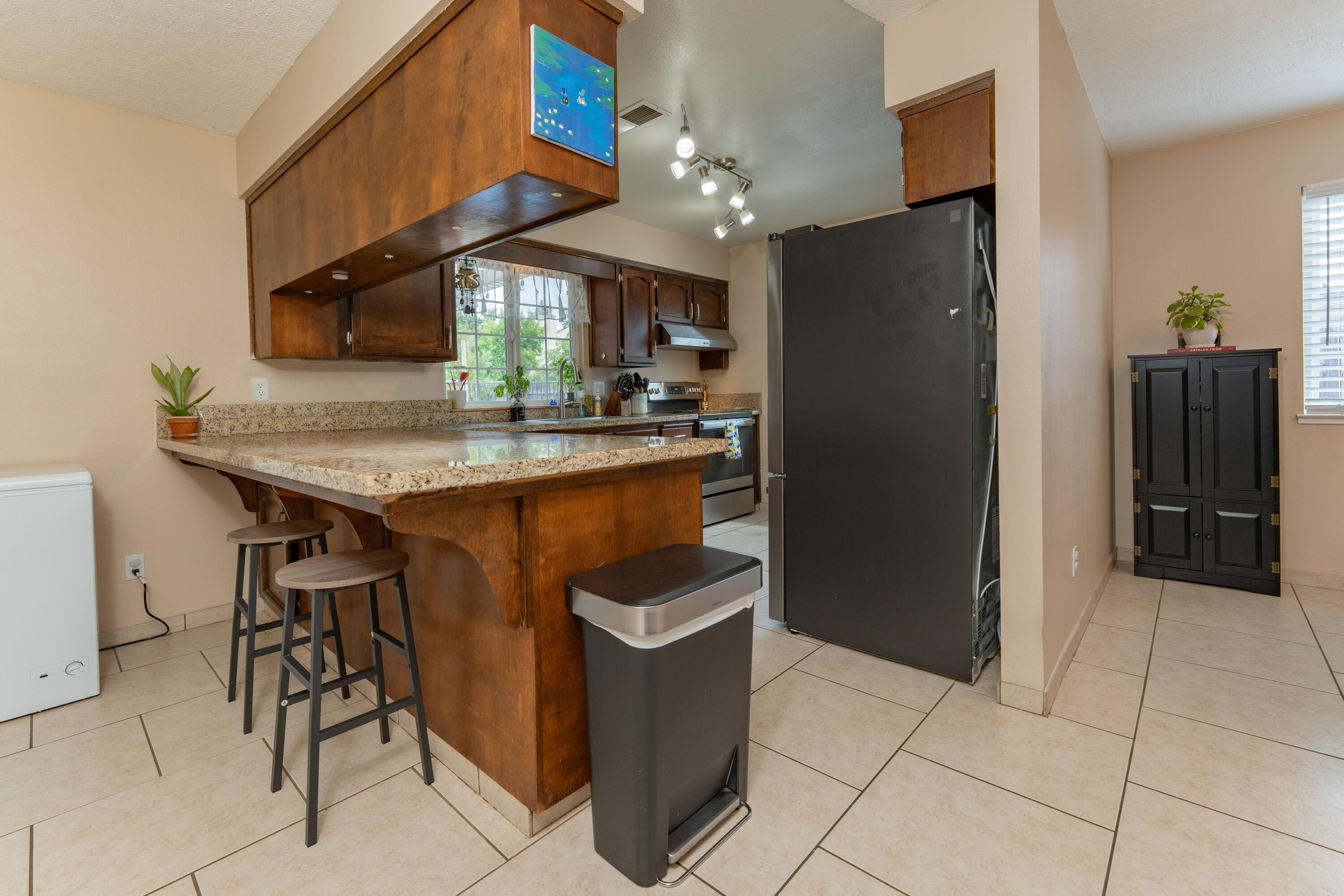 690 W Magnolia Ave, Hanford, CA 93230