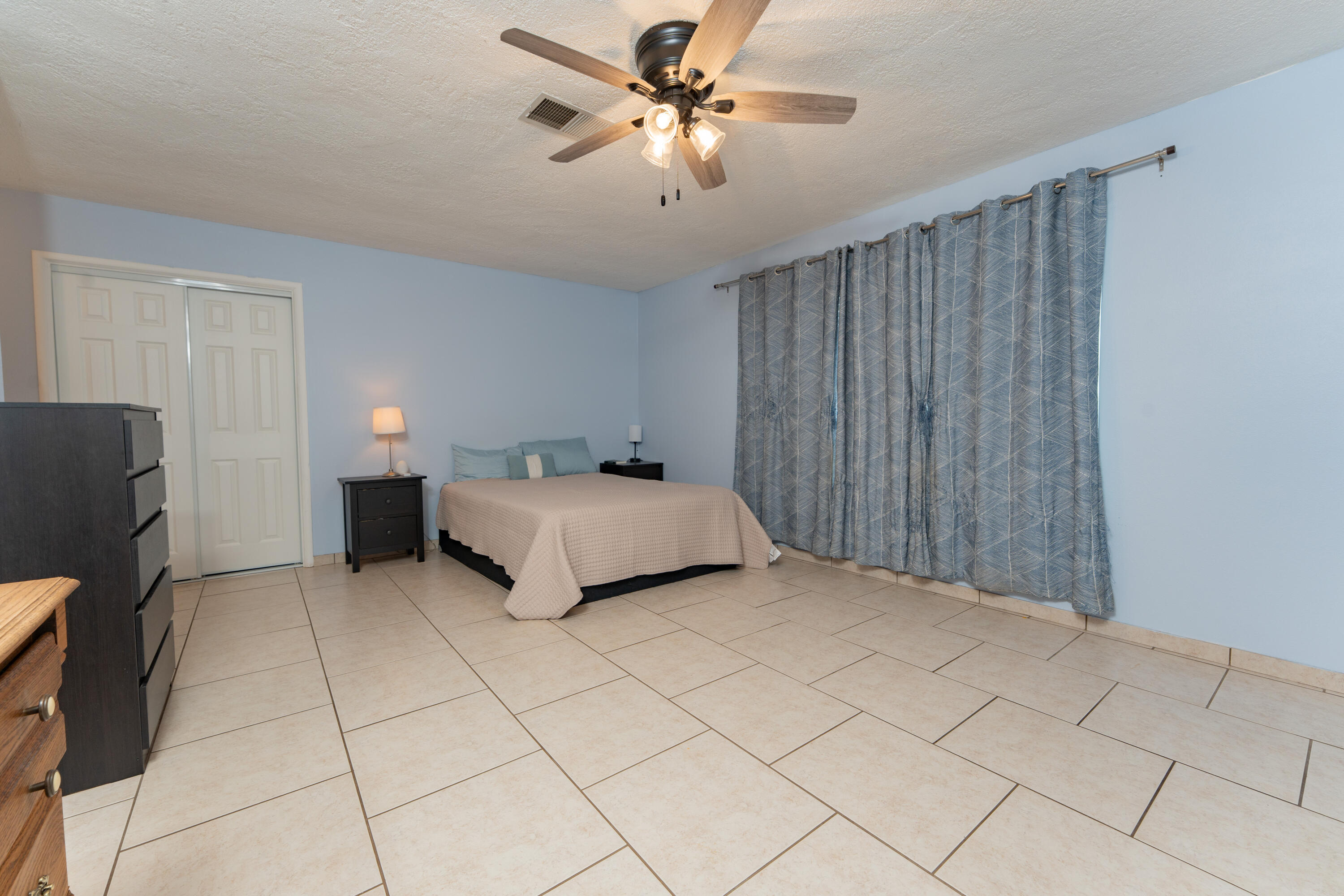 690 W Magnolia Ave, Hanford, CA 93230