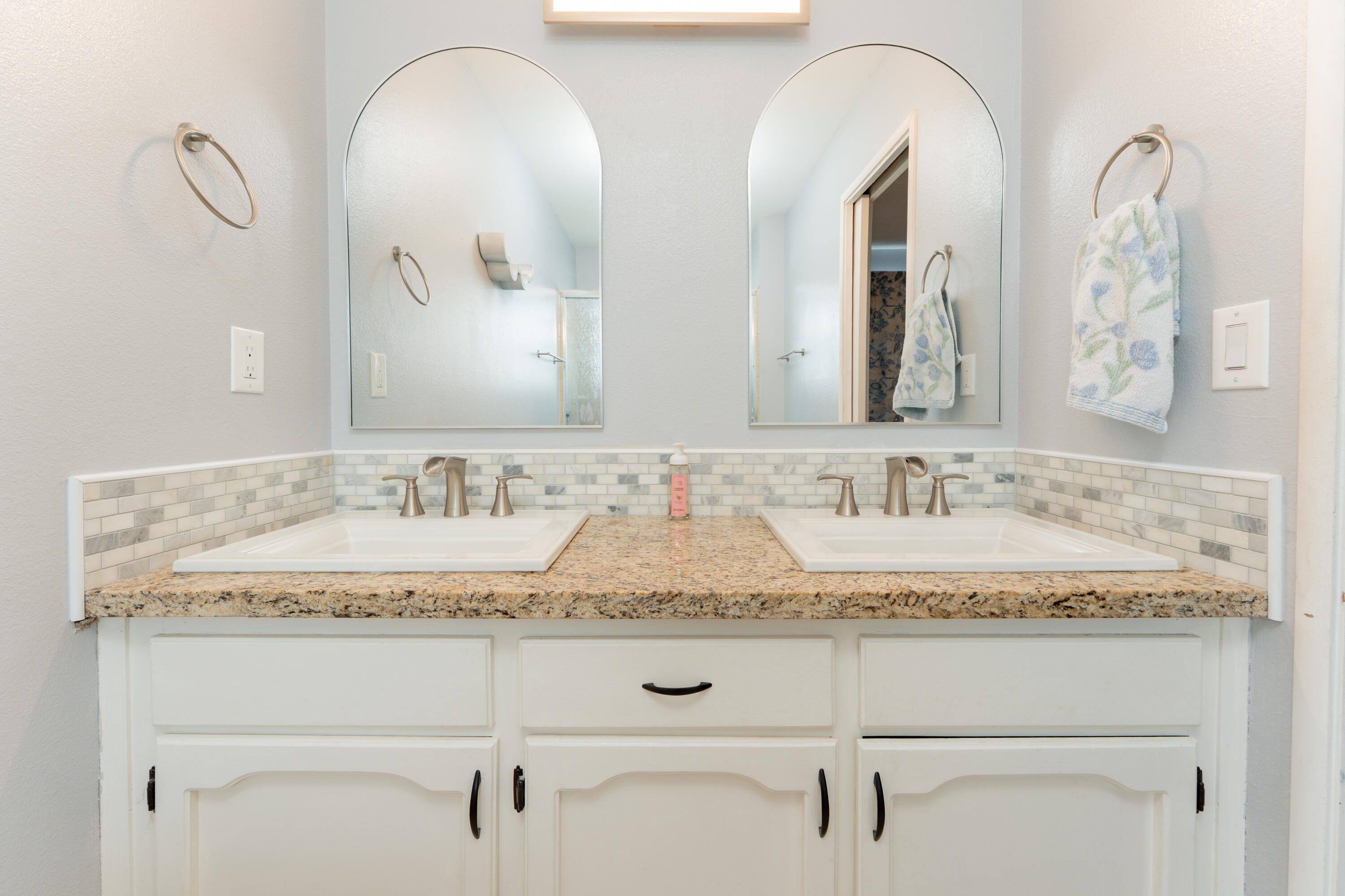 690 W Magnolia Ave, Hanford, CA 93230
