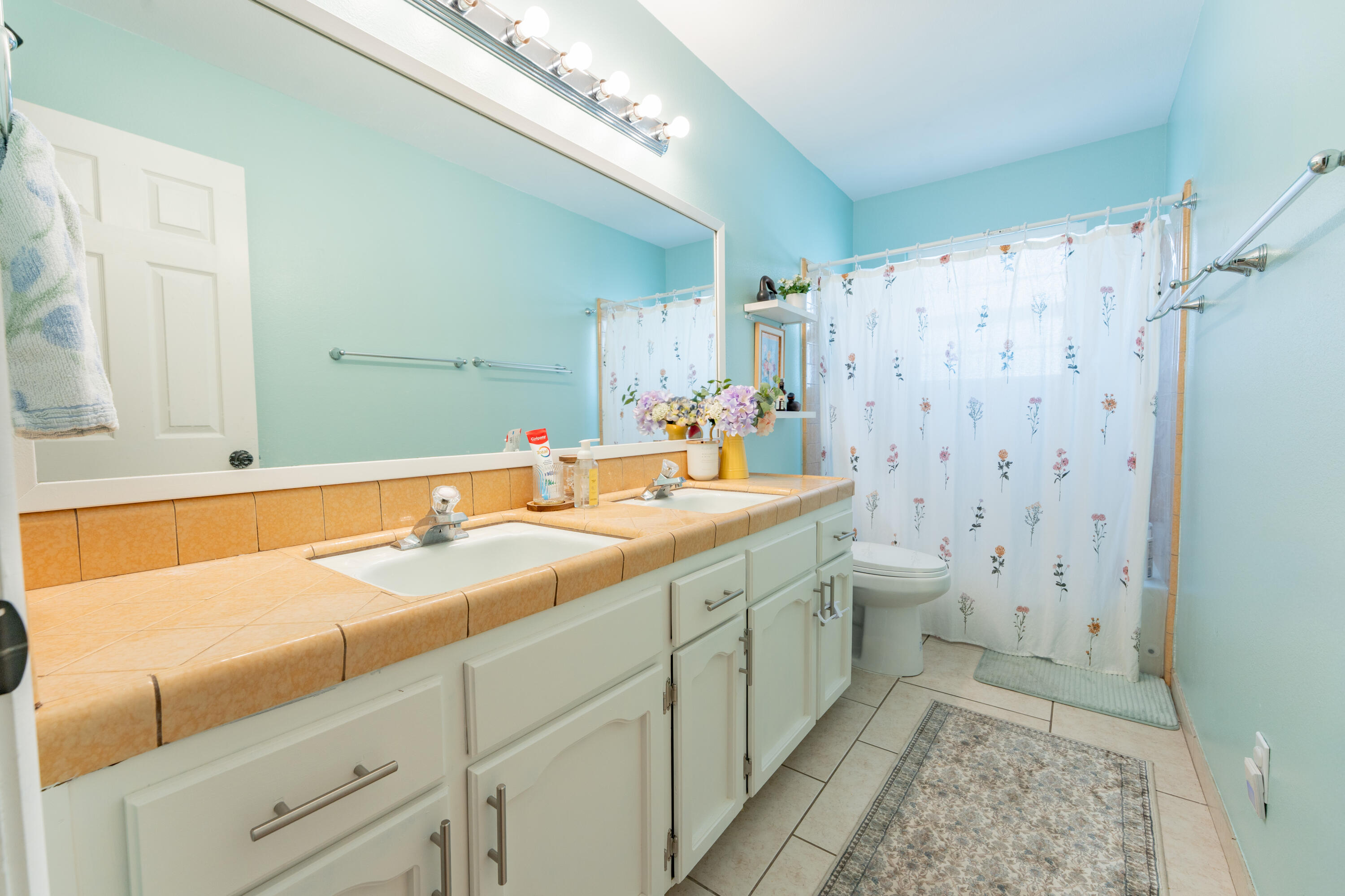 690 W Magnolia Ave, Hanford, CA 93230