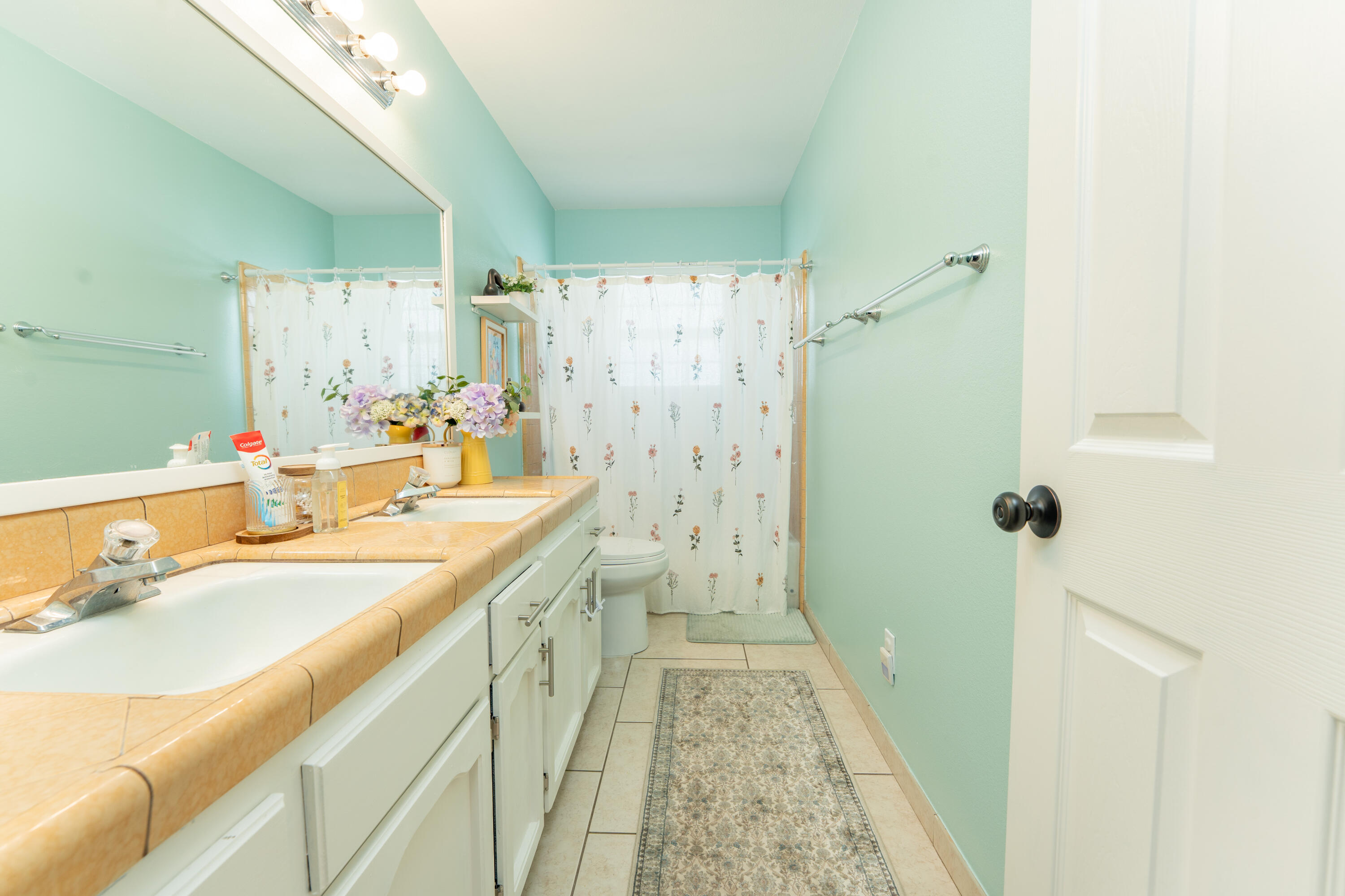 690 W Magnolia Ave, Hanford, CA 93230