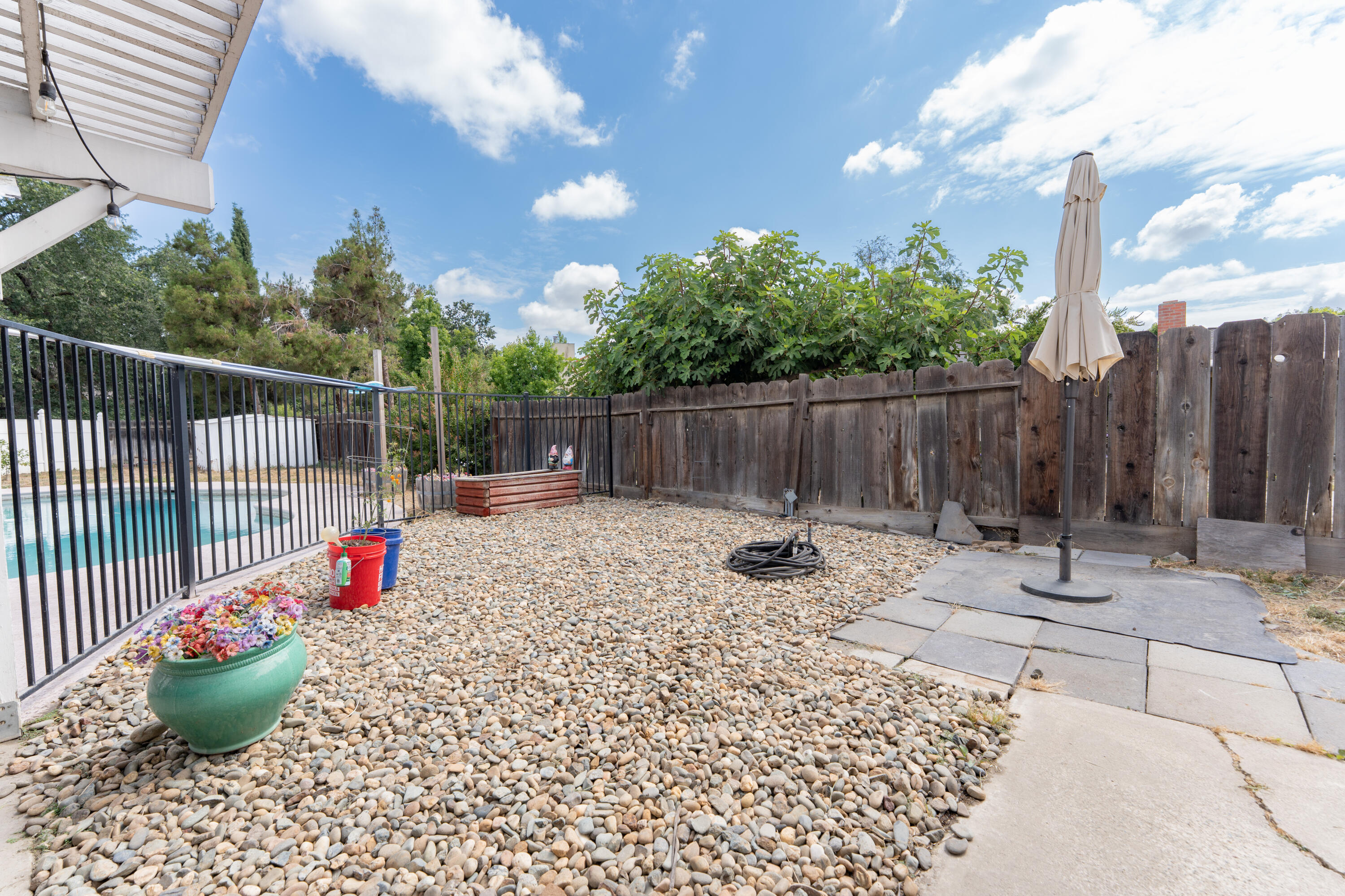 690 W Magnolia Ave, Hanford, CA 93230