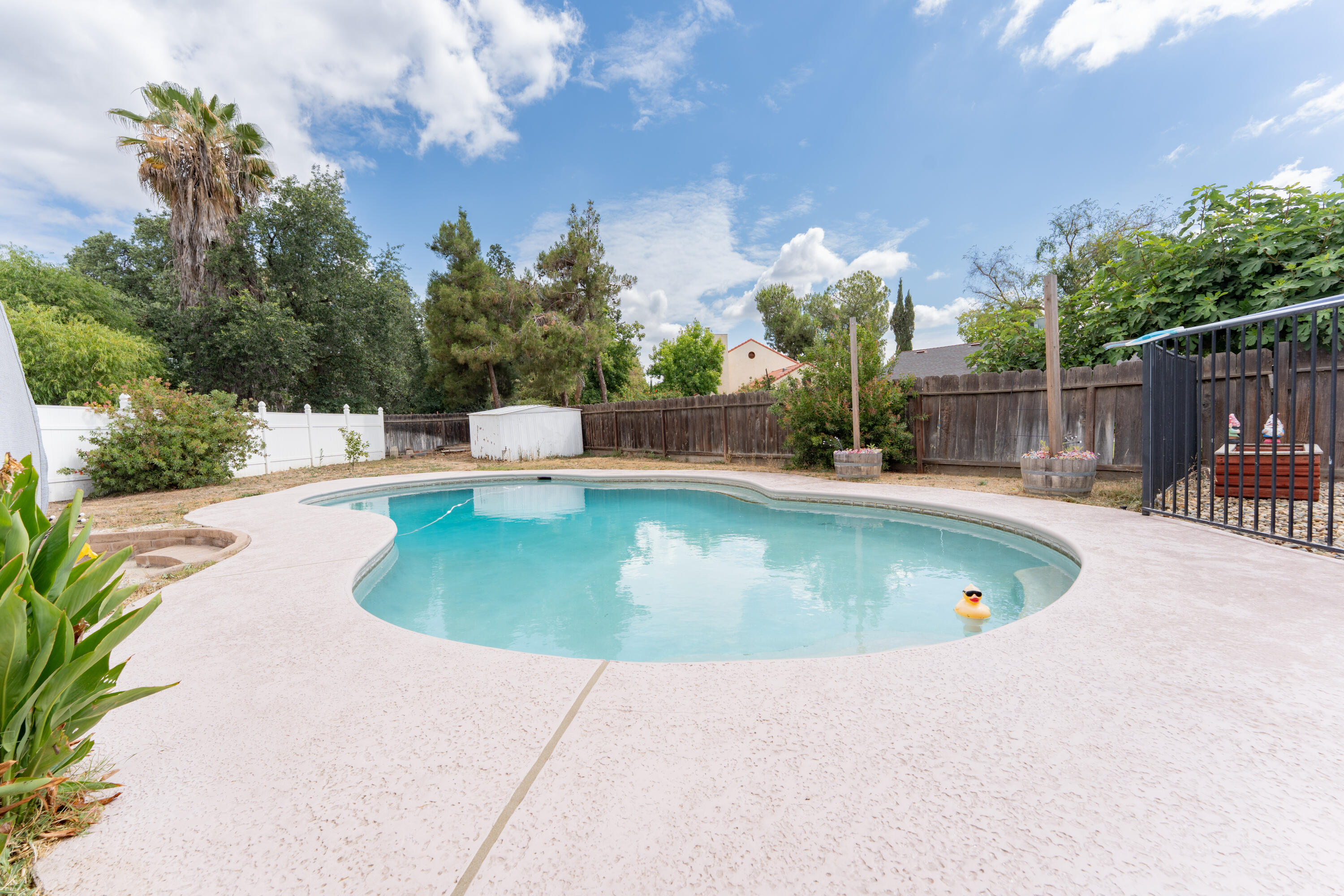 690 W Magnolia Ave, Hanford, CA 93230