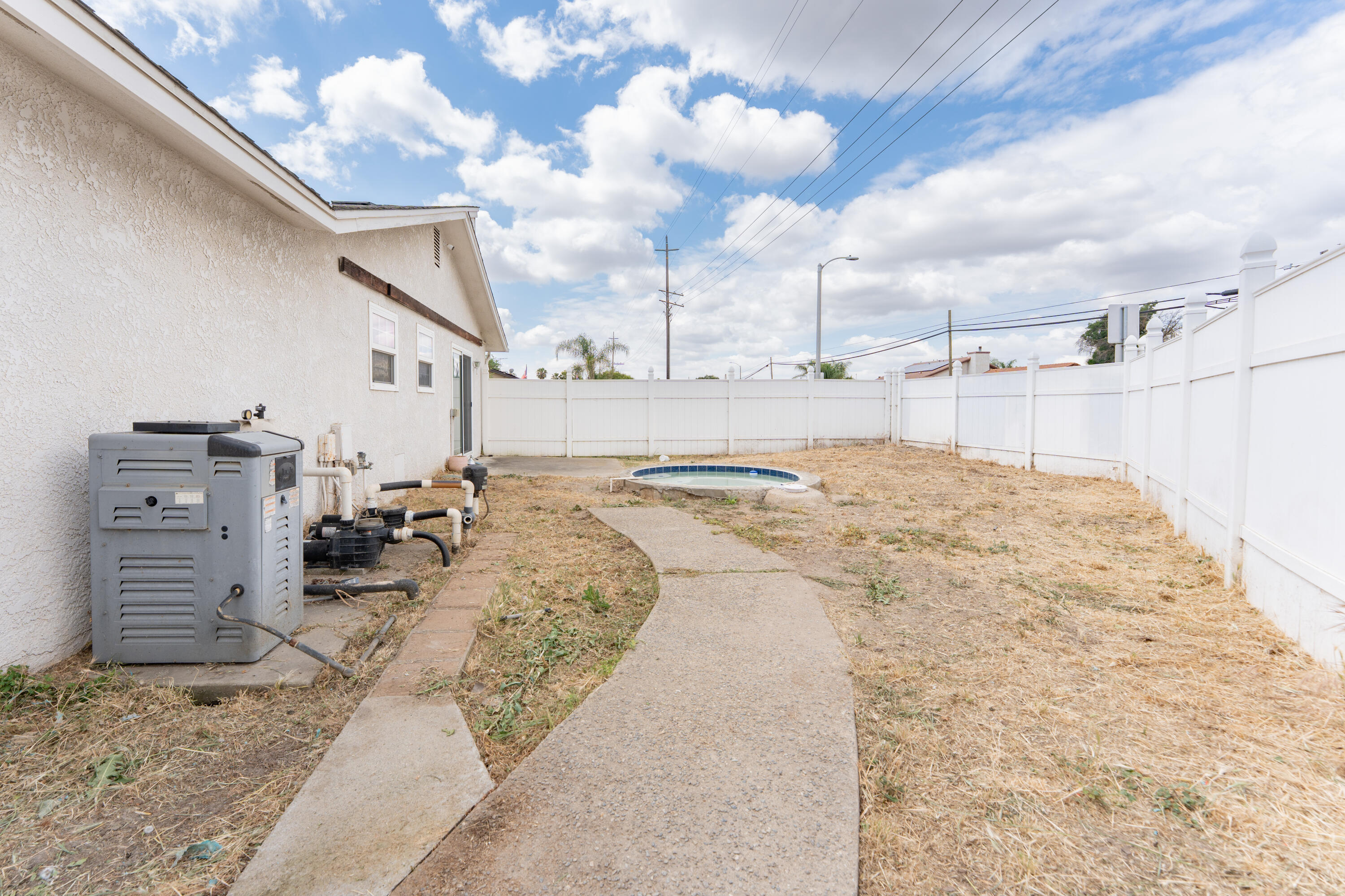 690 W Magnolia Ave, Hanford, CA 93230