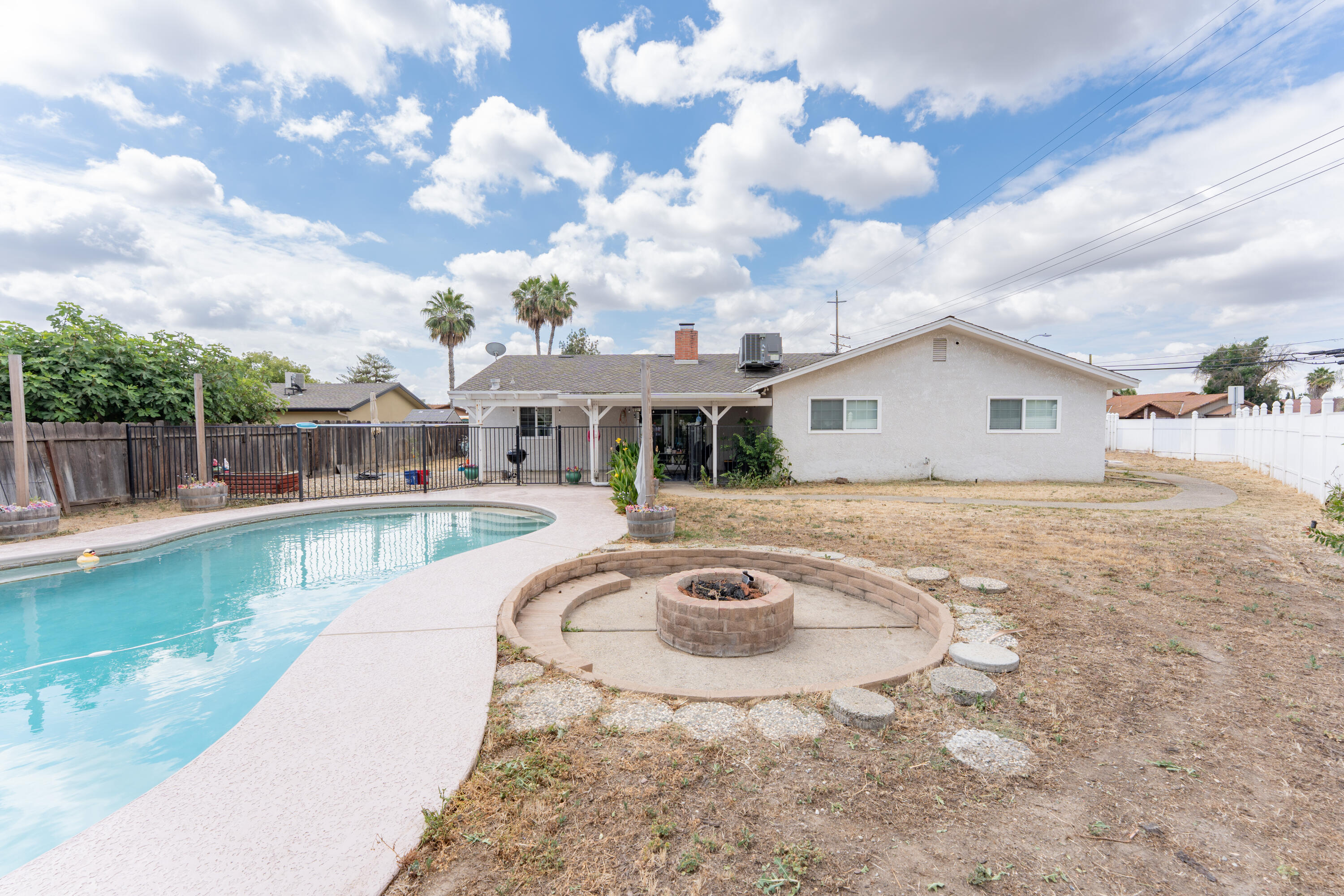 690 W Magnolia Ave, Hanford, CA 93230