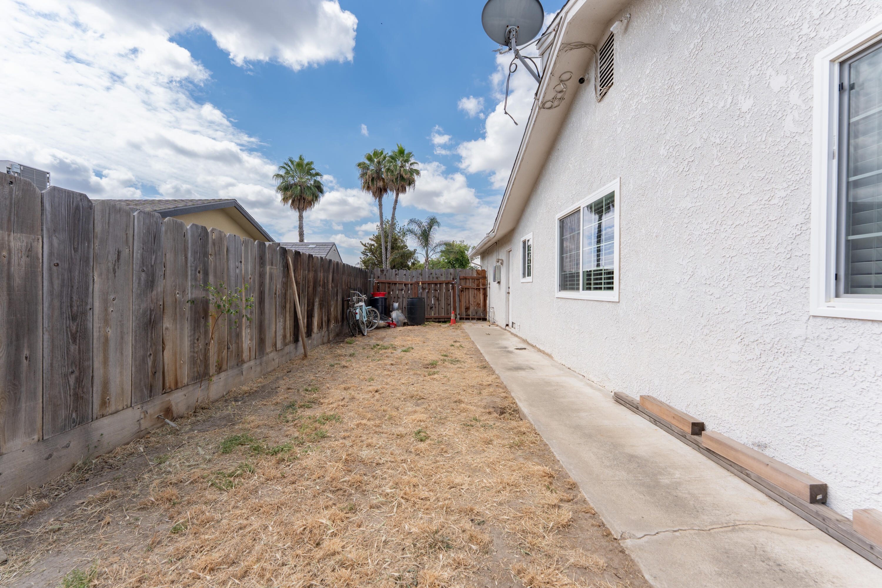 690 W Magnolia Ave, Hanford, CA 93230