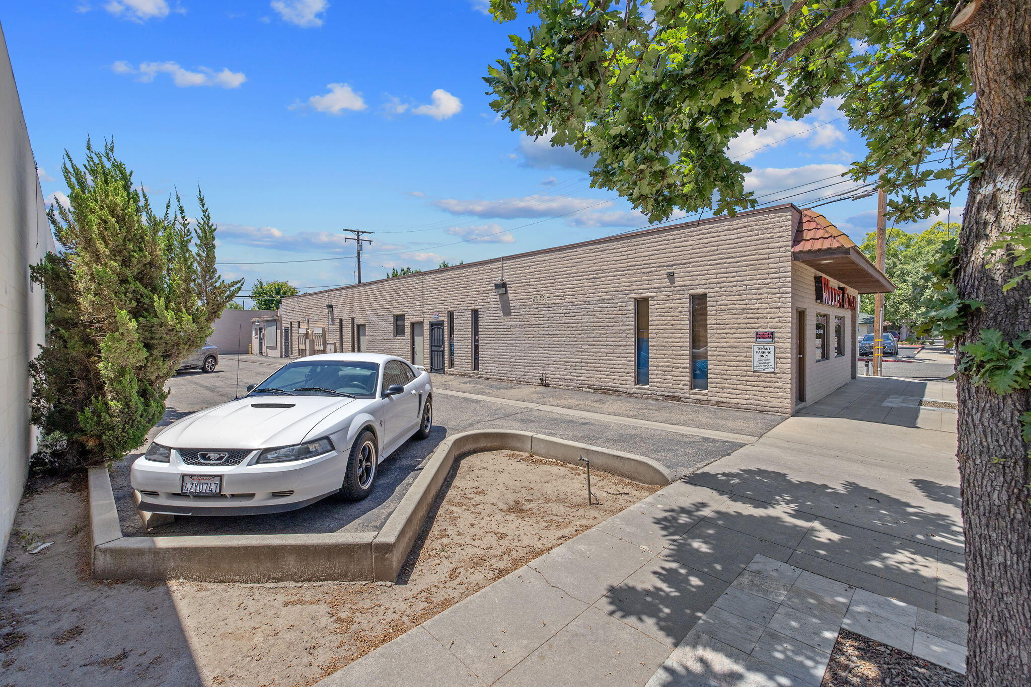 210 N Floral St, Visalia, CA 93291
