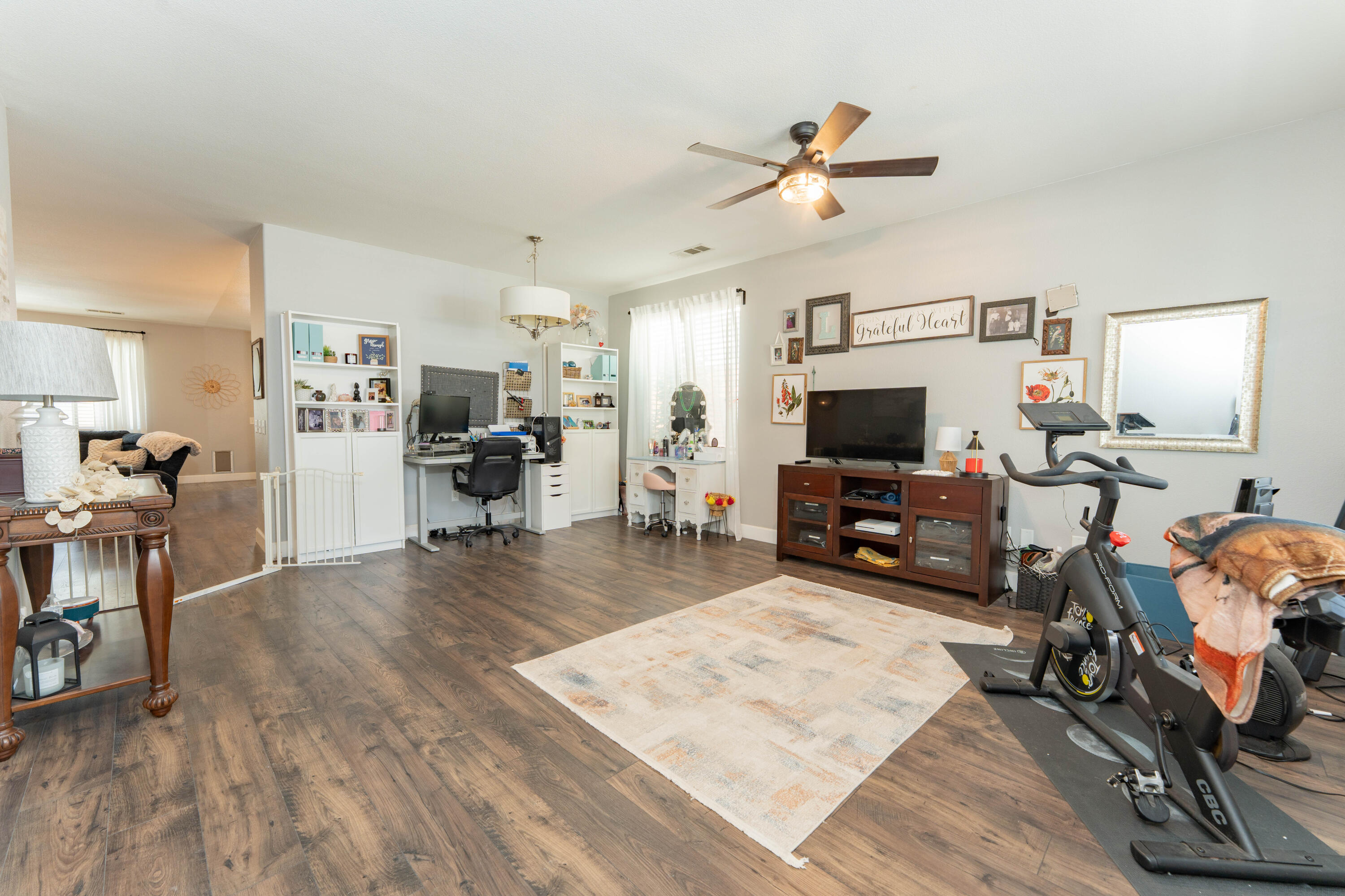 5843 W Clinton Ave, Visalia, CA 93291
