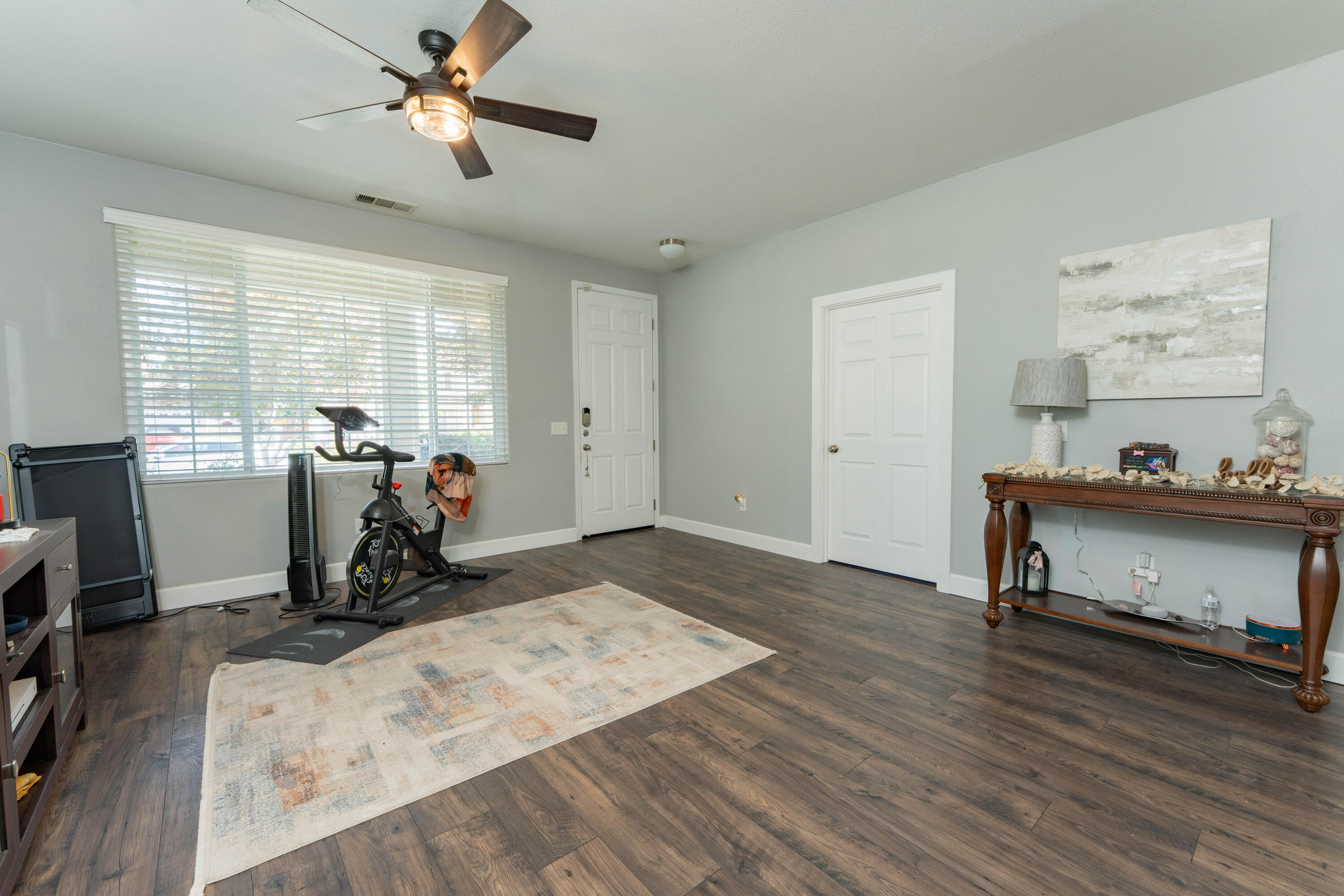 5843 W Clinton Ave, Visalia, CA 93291