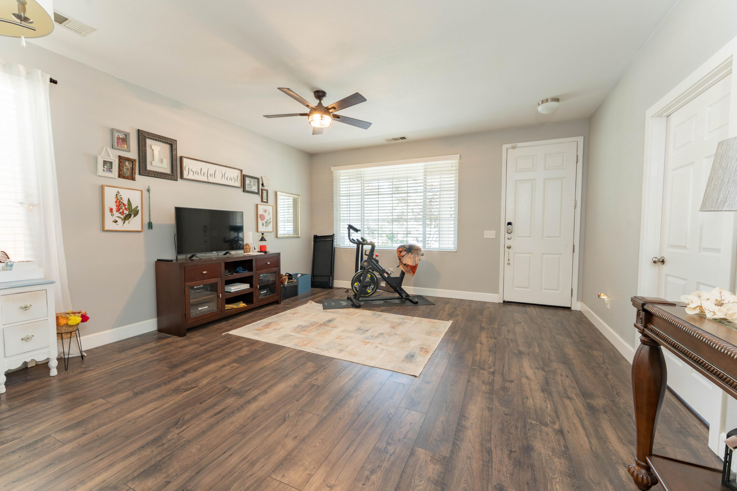 5843 W Clinton Ave, Visalia, CA 93291