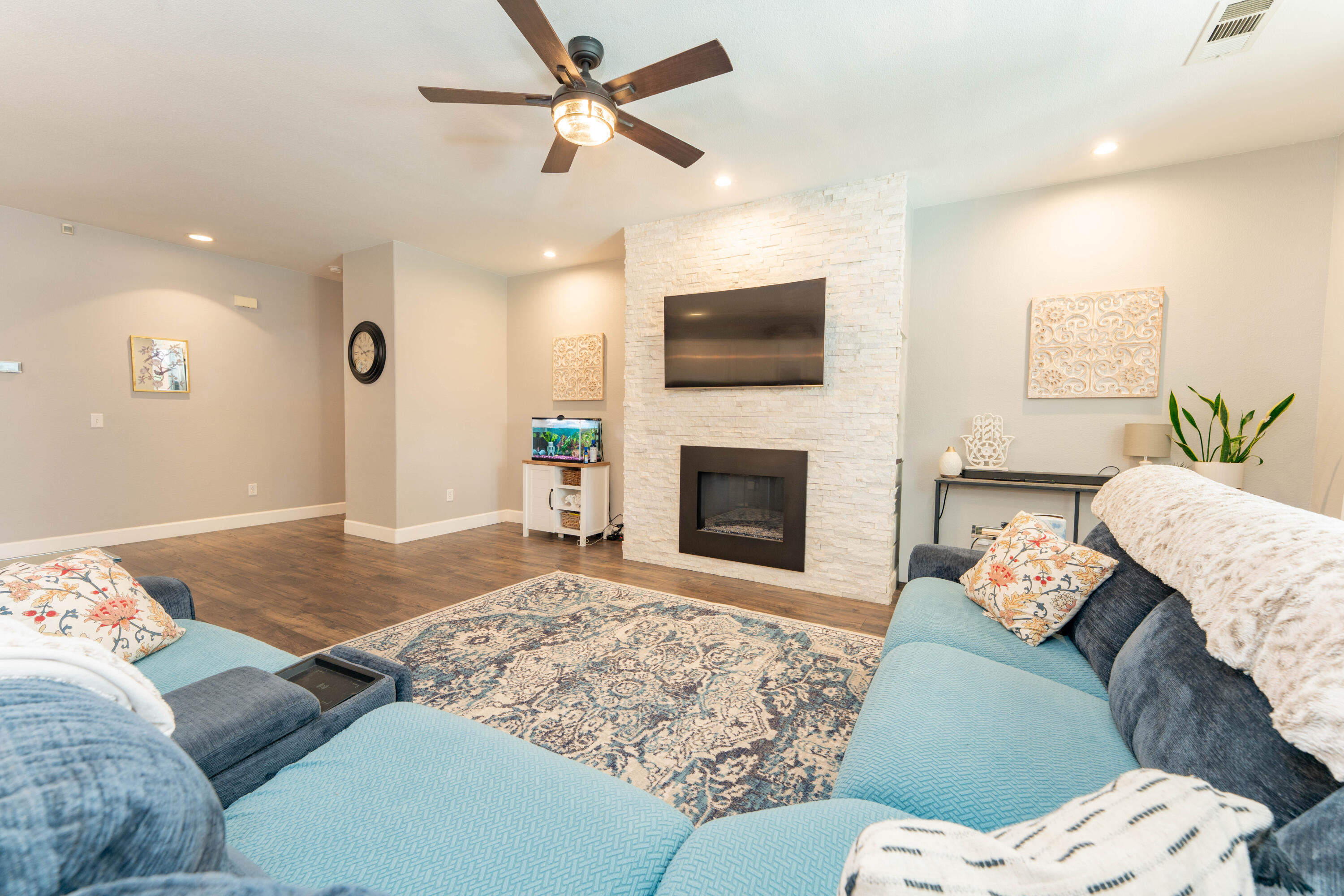5843 W Clinton Ave, Visalia, CA 93291