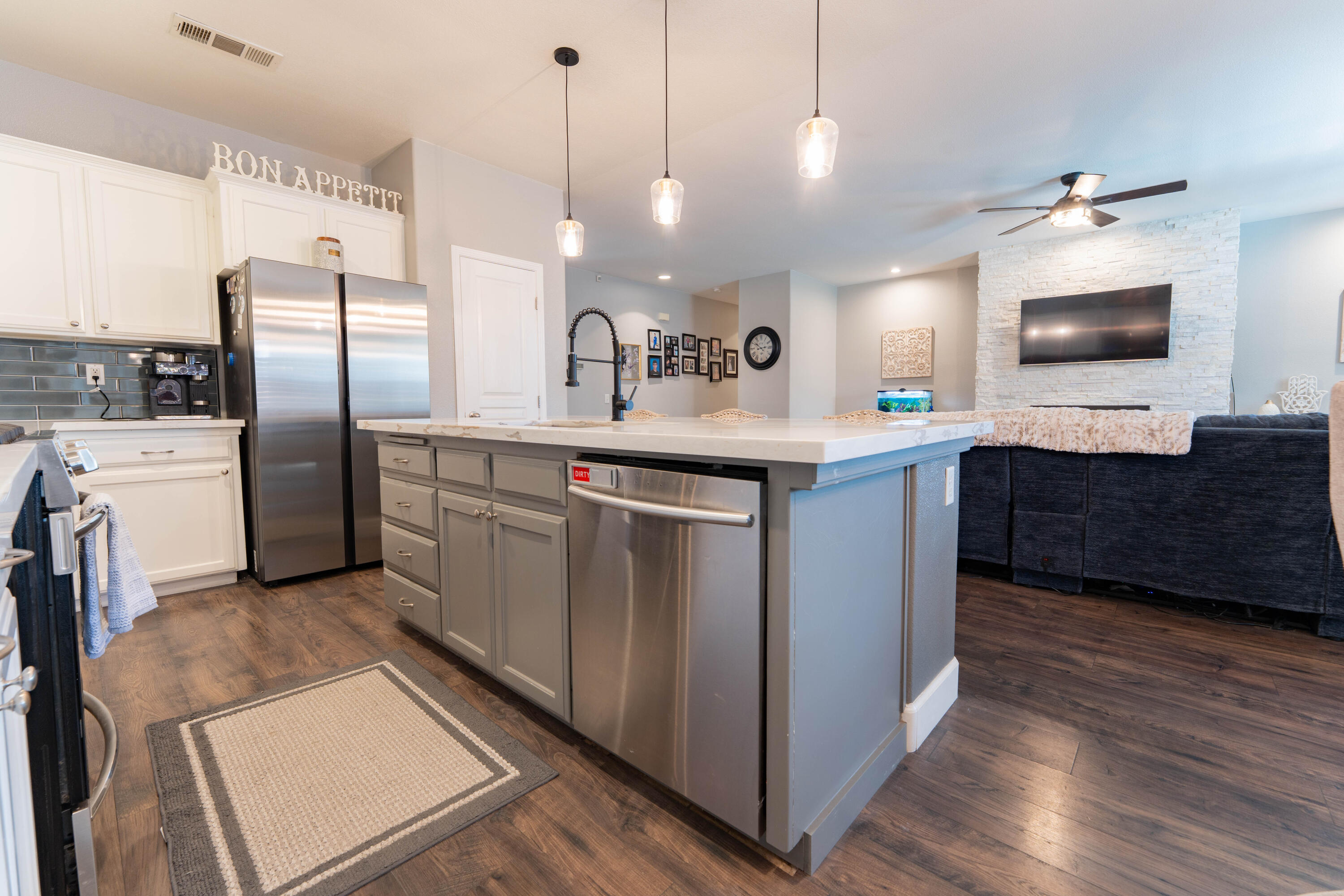 5843 W Clinton Ave, Visalia, CA 93291