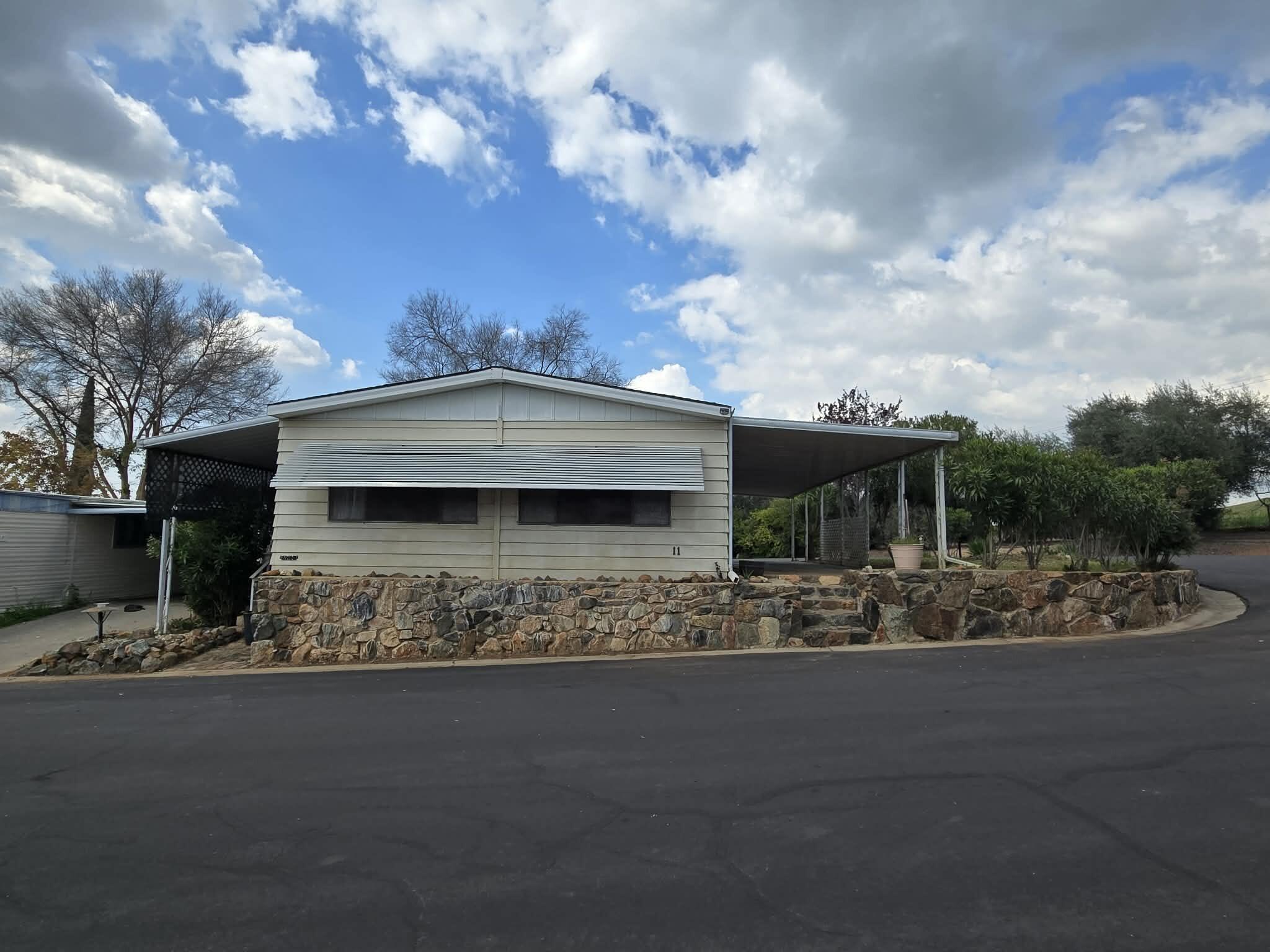 690 N Castle Rock St #Spc 11, Woodlake, CA 93286