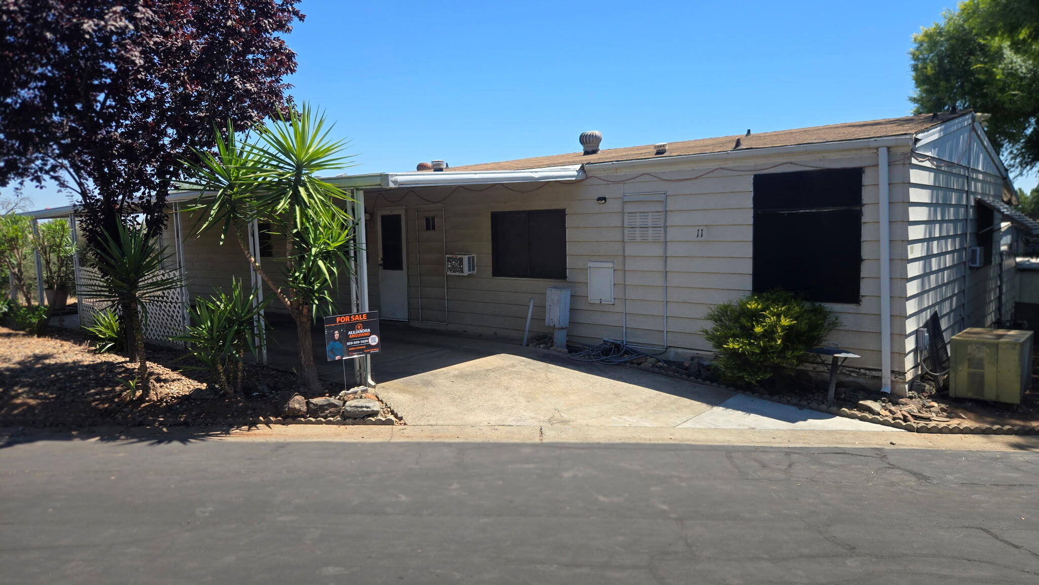 690 N Castle Rock St #Spc 11, Woodlake, CA 93286