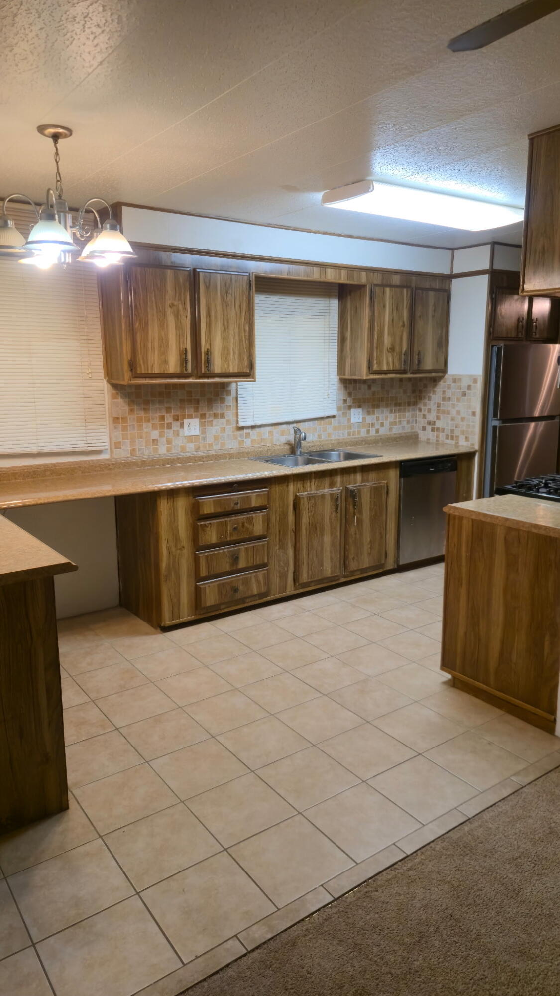 690 N Castle Rock St #Spc 11, Woodlake, CA 93286