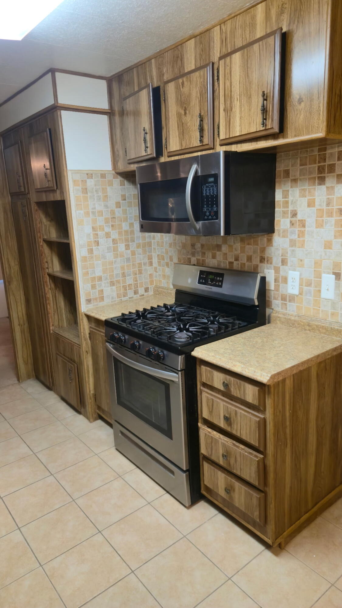 690 N Castle Rock St #Spc 11, Woodlake, CA 93286