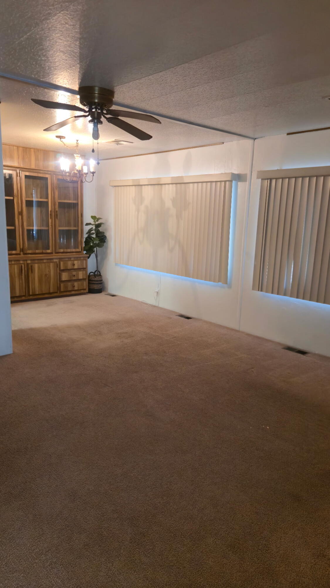 690 N Castle Rock St #Spc 11, Woodlake, CA 93286