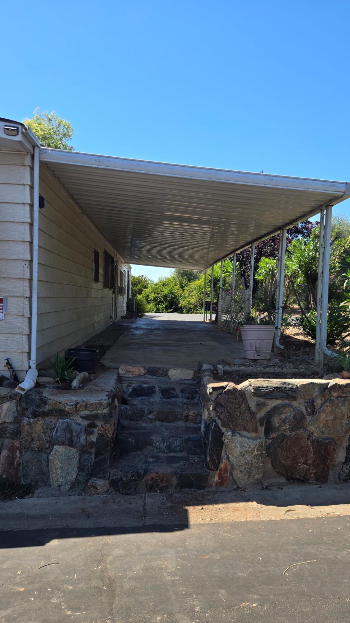 690 N Castle Rock St #Spc 11, Woodlake, CA 93286