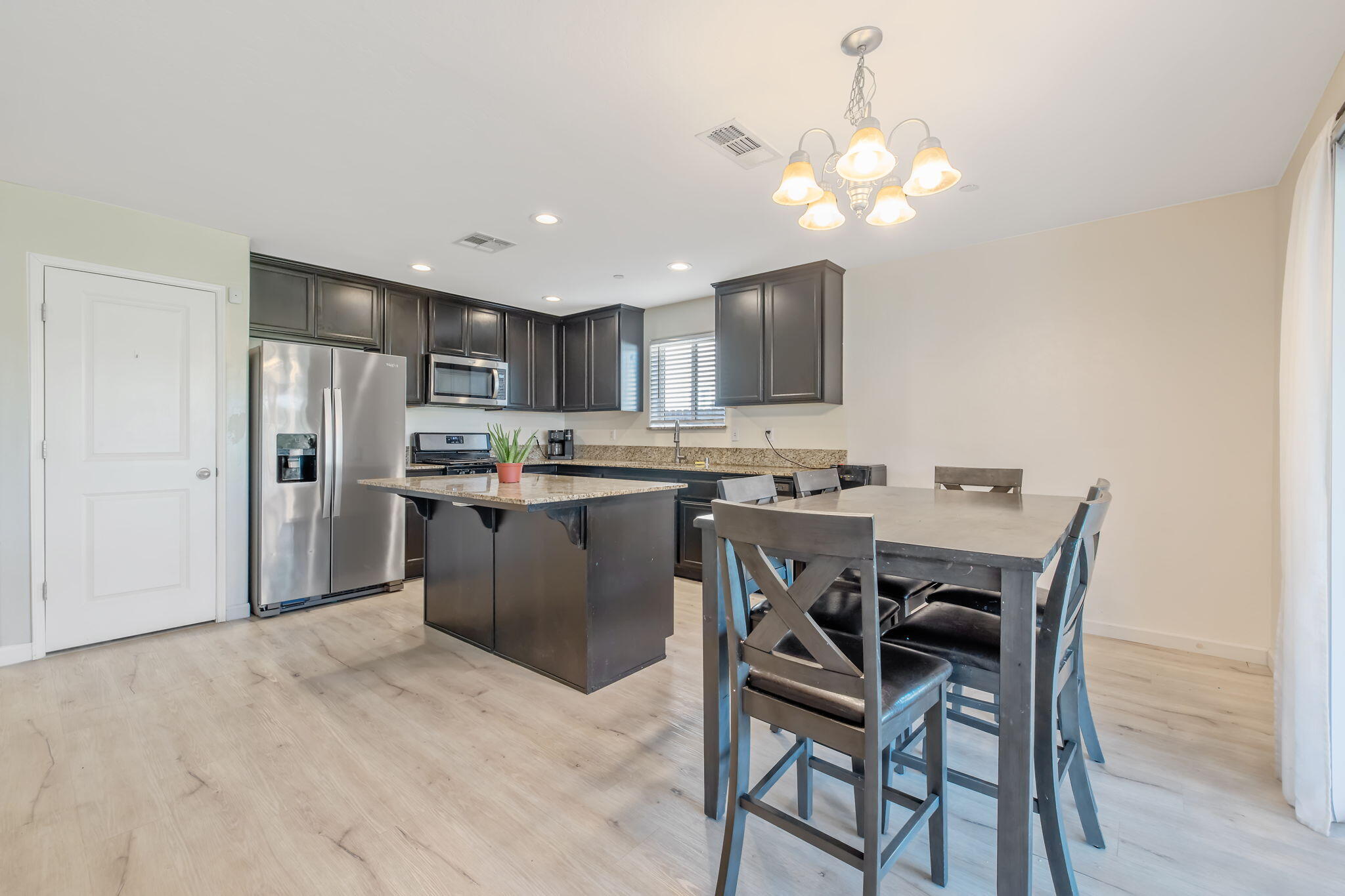 2149 E Delta Ct, Visalia, CA 93292