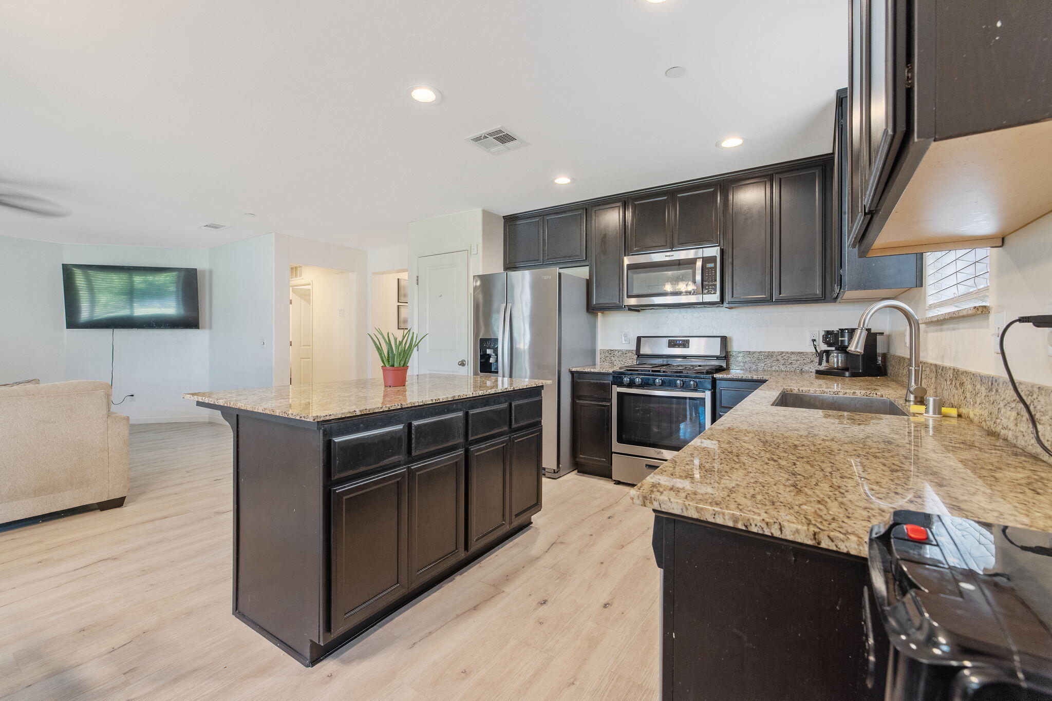 2149 E Delta Ct, Visalia, CA 93292