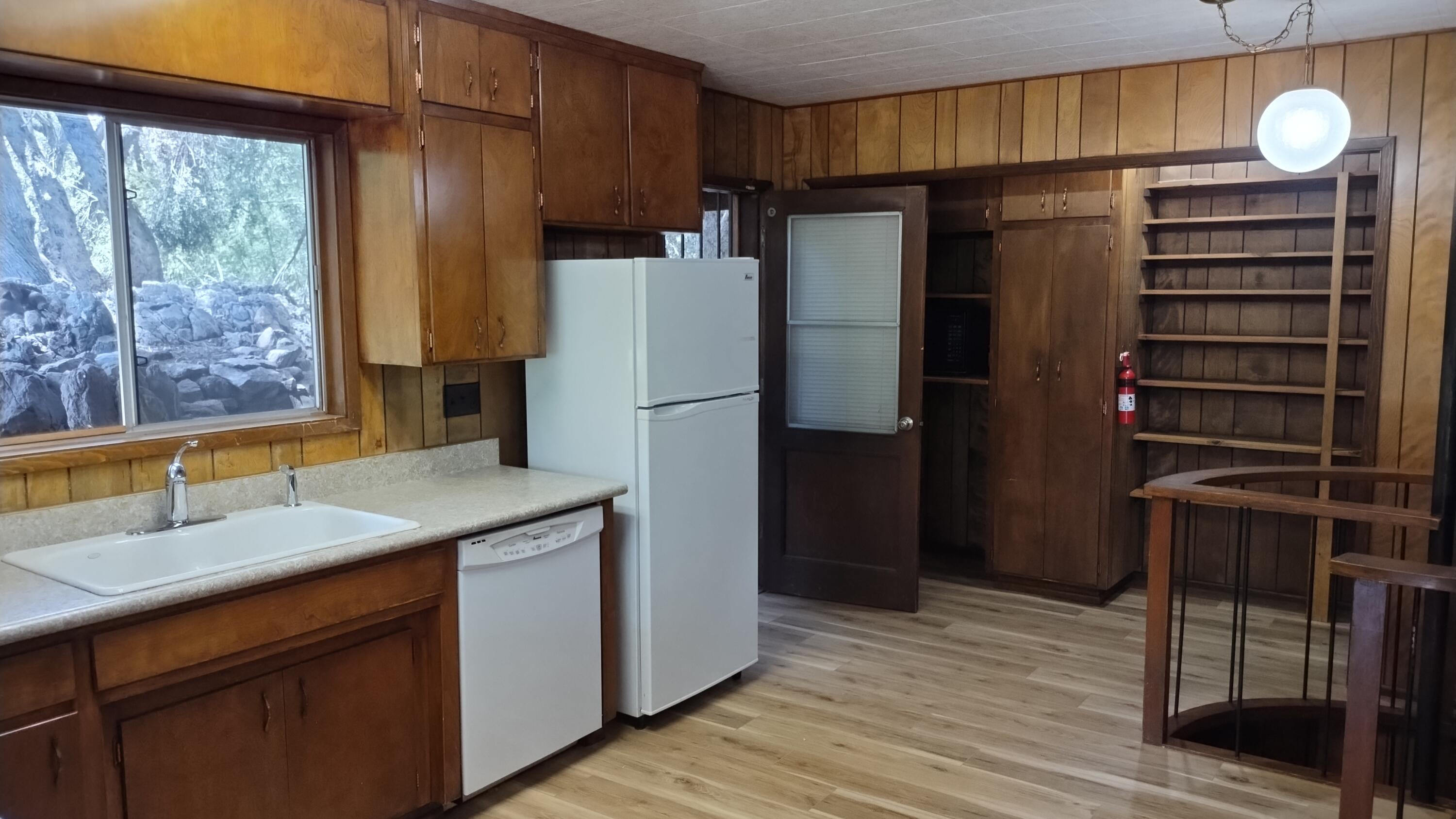 538 Acorn Dr, Camp Nelson, CA 93265