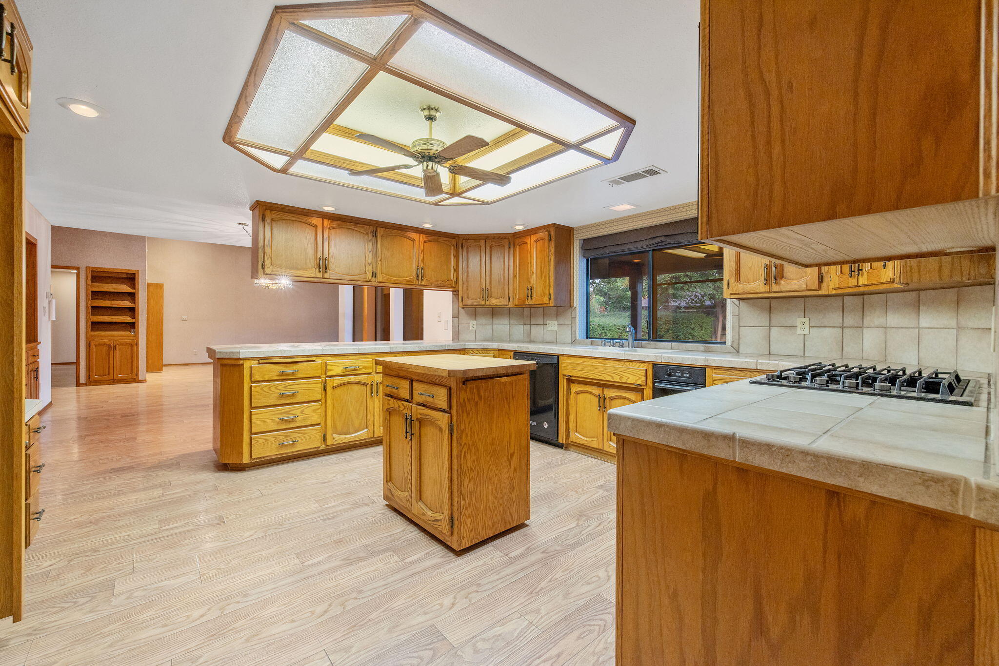 475 E Mercedes Ave, Tulare, CA 93274