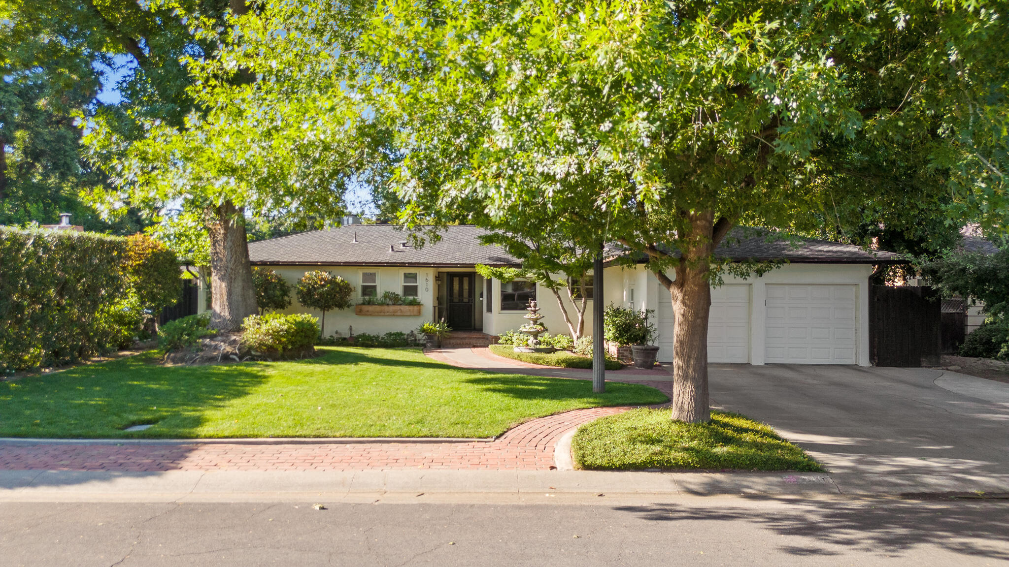 1610 W Meadow Ave, Visalia, CA 93277