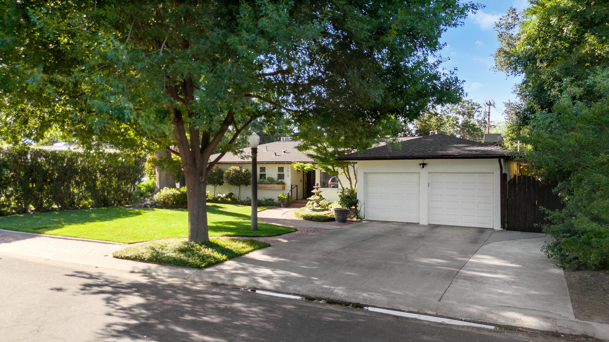 1610 W Meadow Ave, Visalia, CA 93277