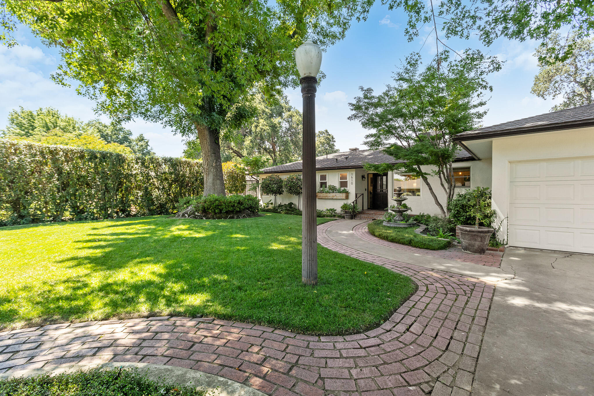 1610 W Meadow Ave, Visalia, CA 93277