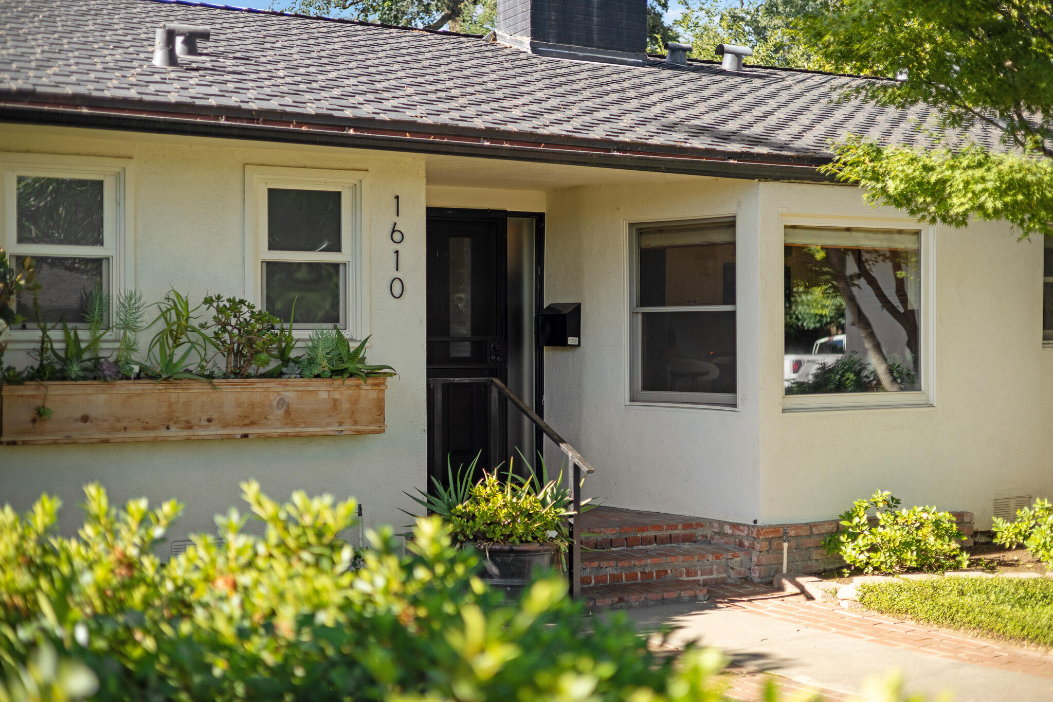 1610 W Meadow Ave, Visalia, CA 93277