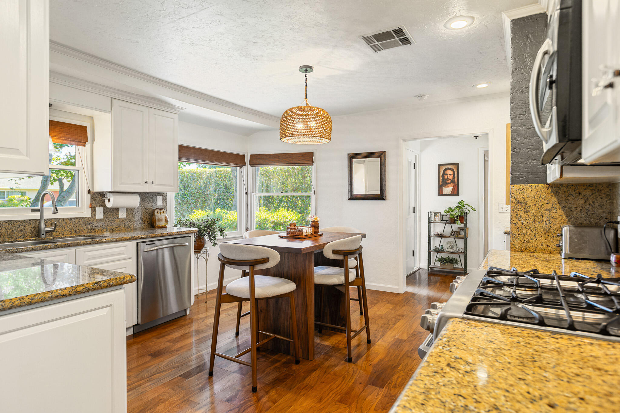 1610 W Meadow Ave, Visalia, CA 93277