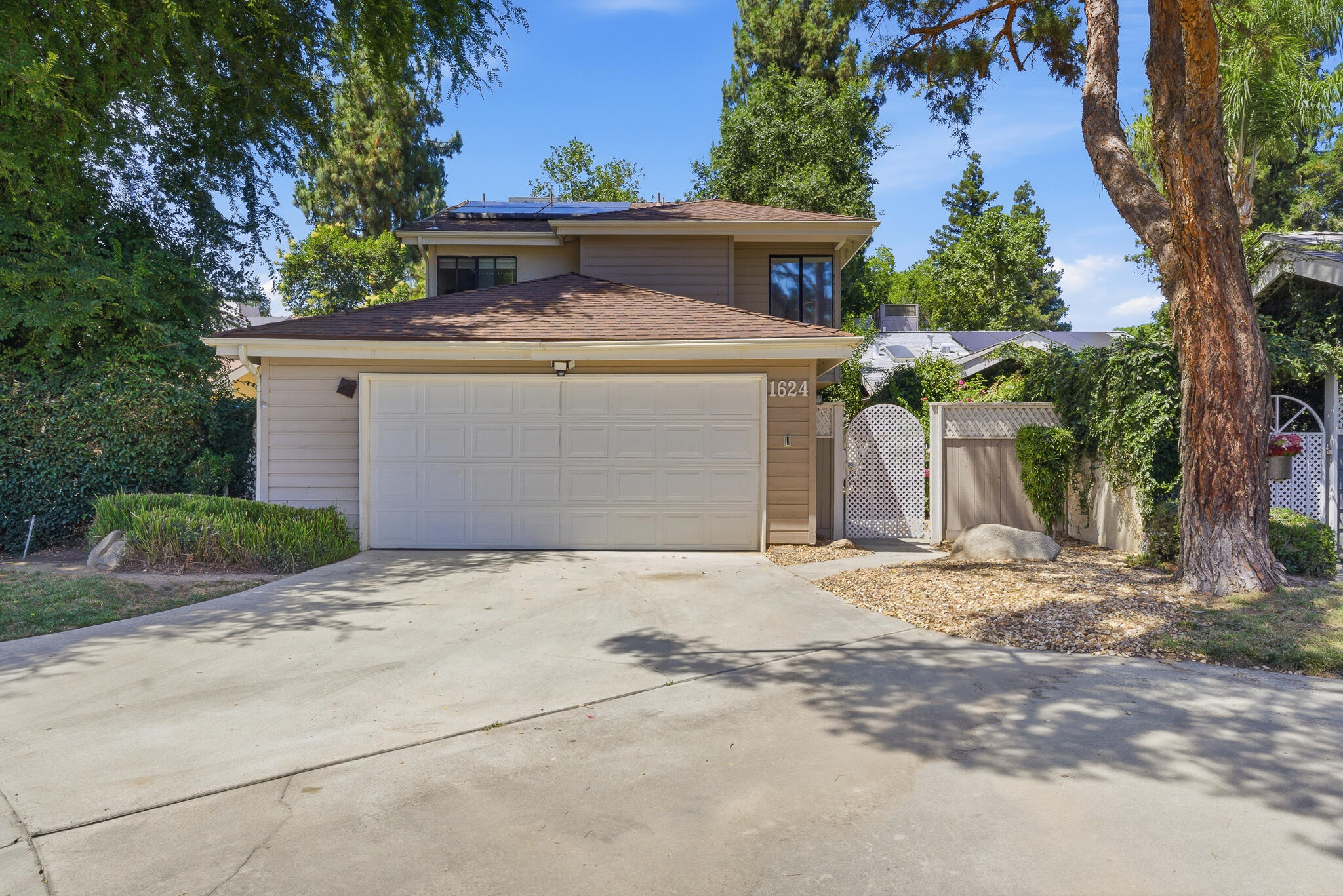 1624 E Castleview Dr, Visalia, CA 93292