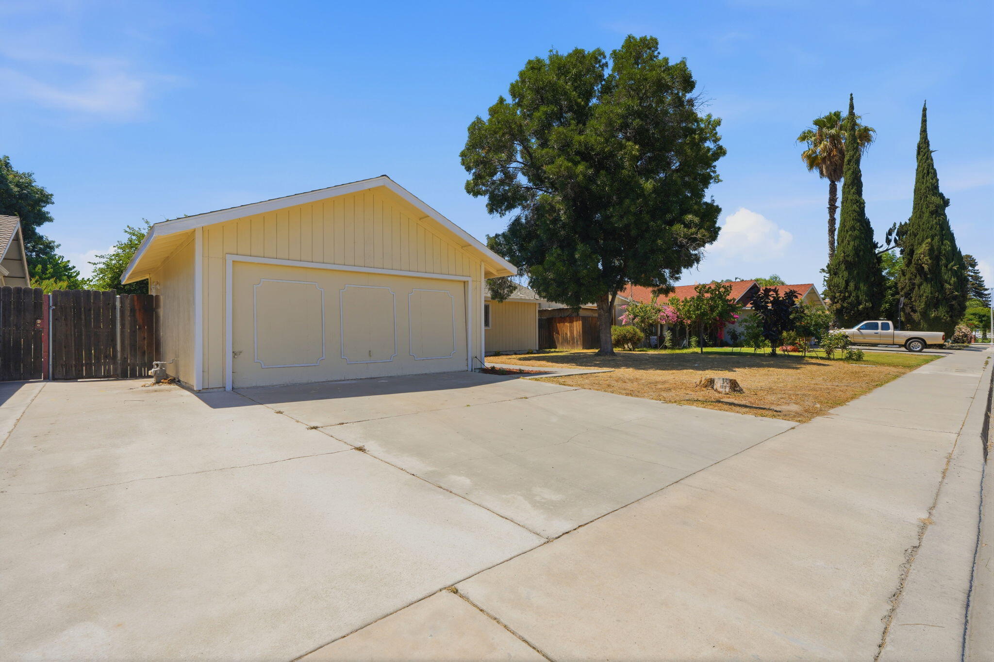 1061 Greenfield Dr, Porterville, CA 93257