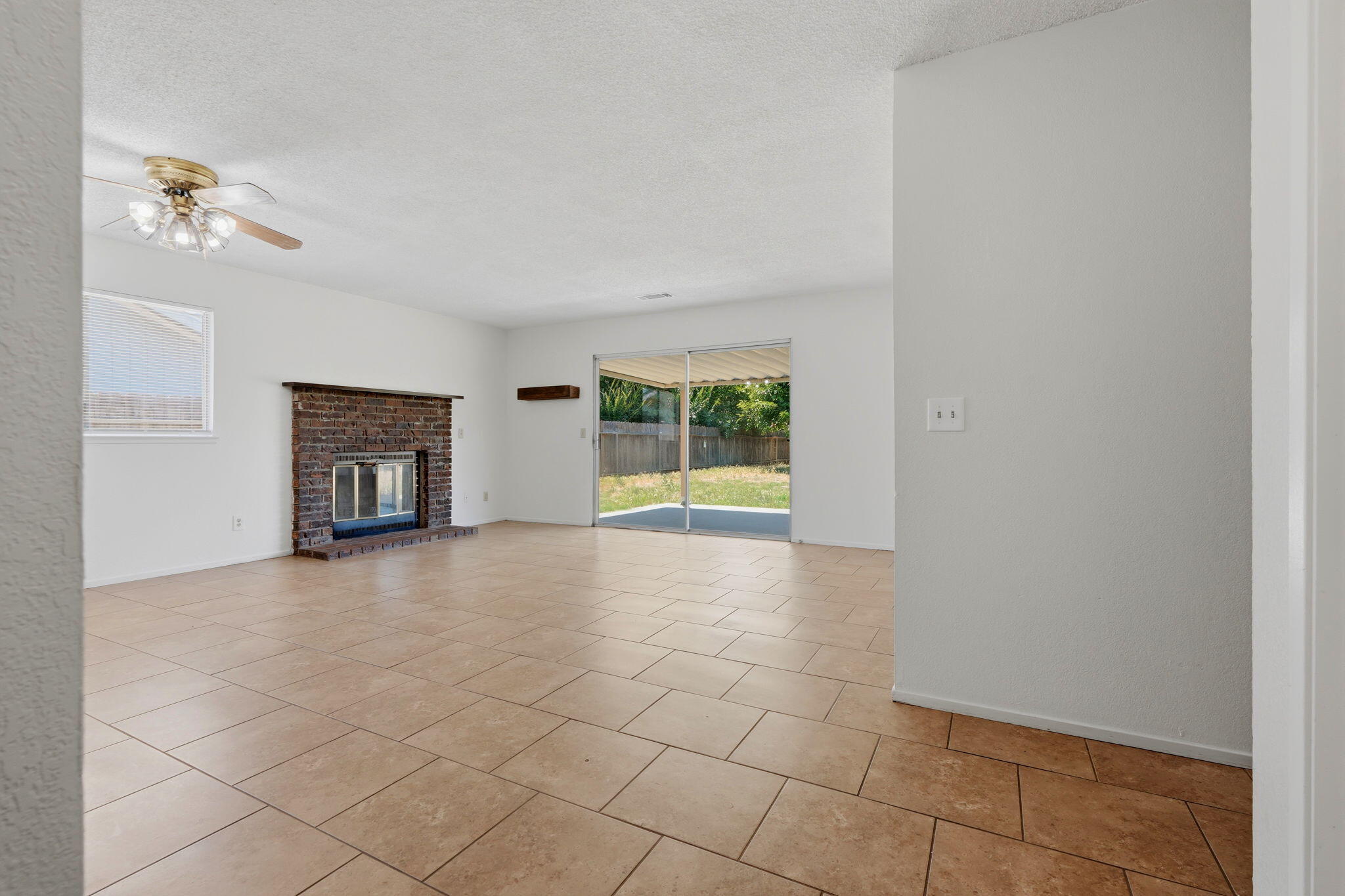 1061 Greenfield Dr, Porterville, CA 93257