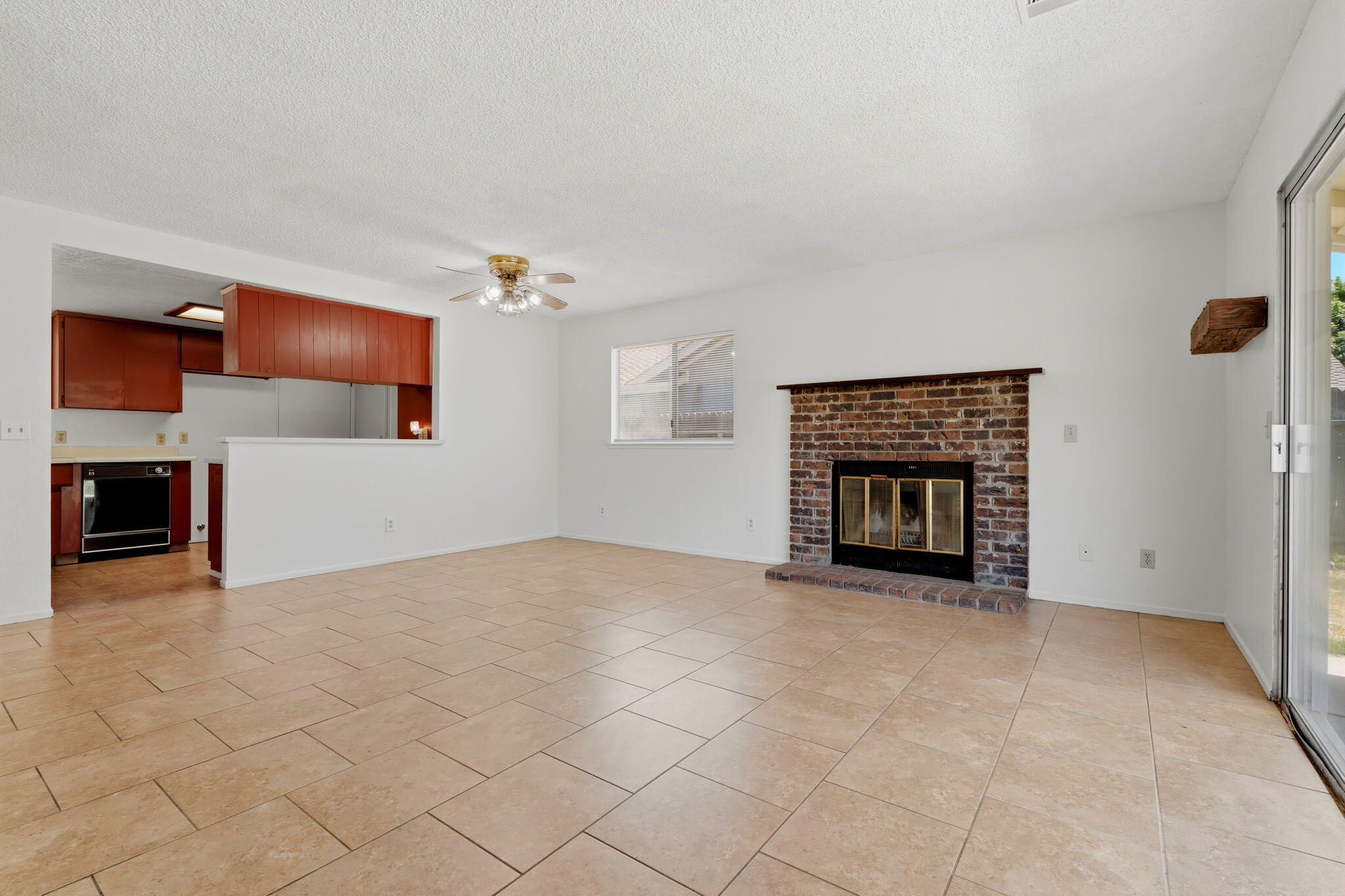 1061 Greenfield Dr, Porterville, CA 93257