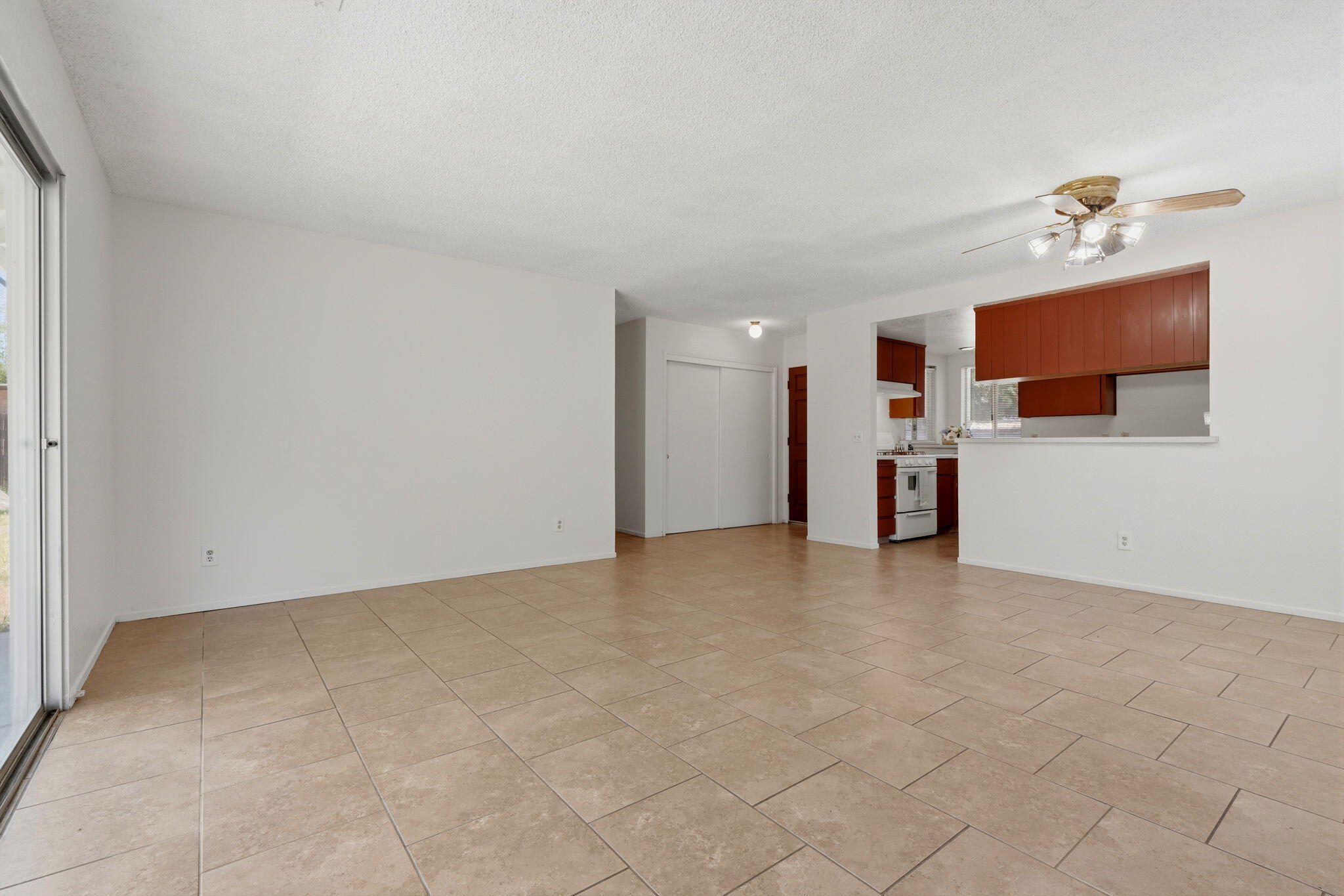 1061 Greenfield Dr, Porterville, CA 93257