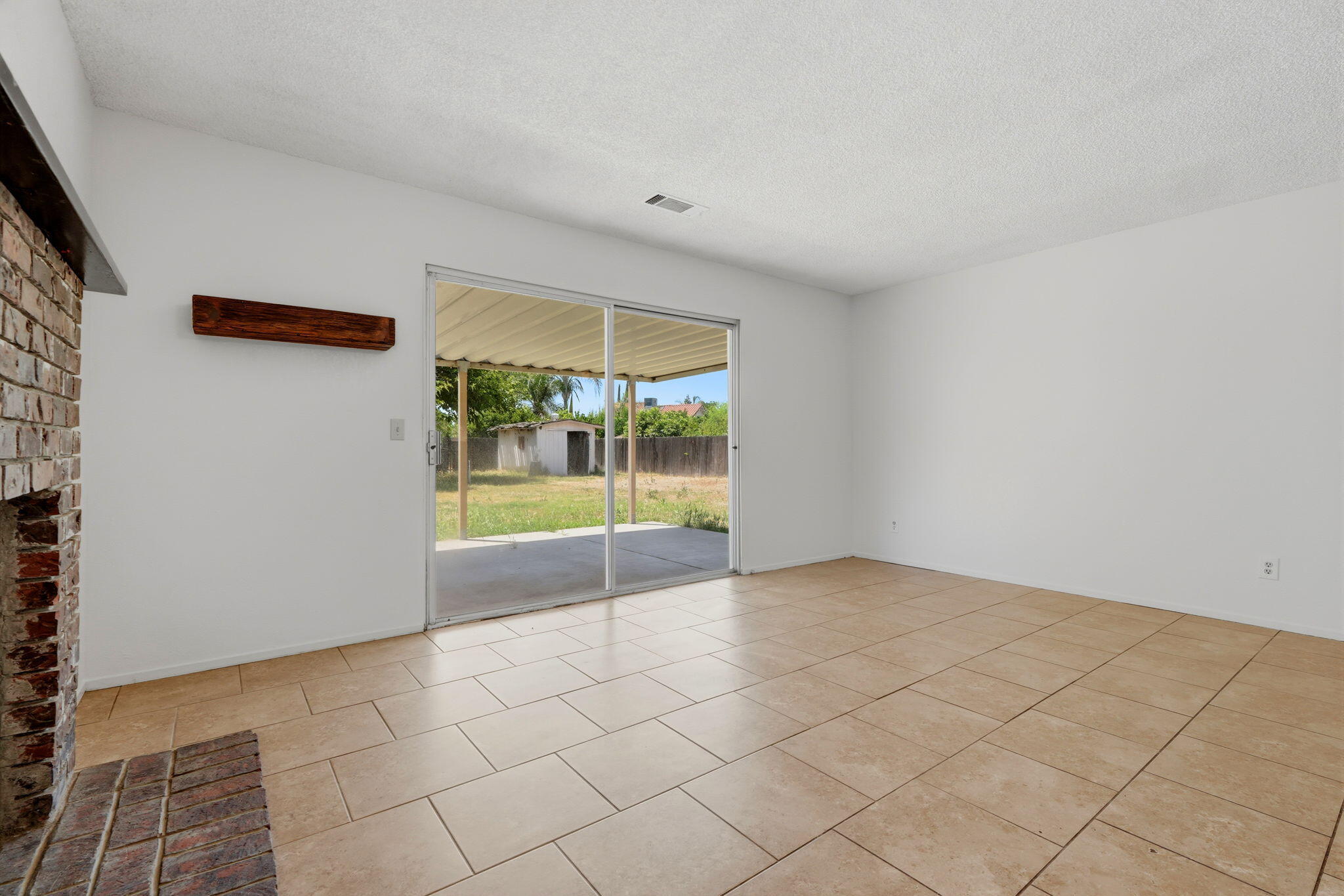 1061 Greenfield Dr, Porterville, CA 93257